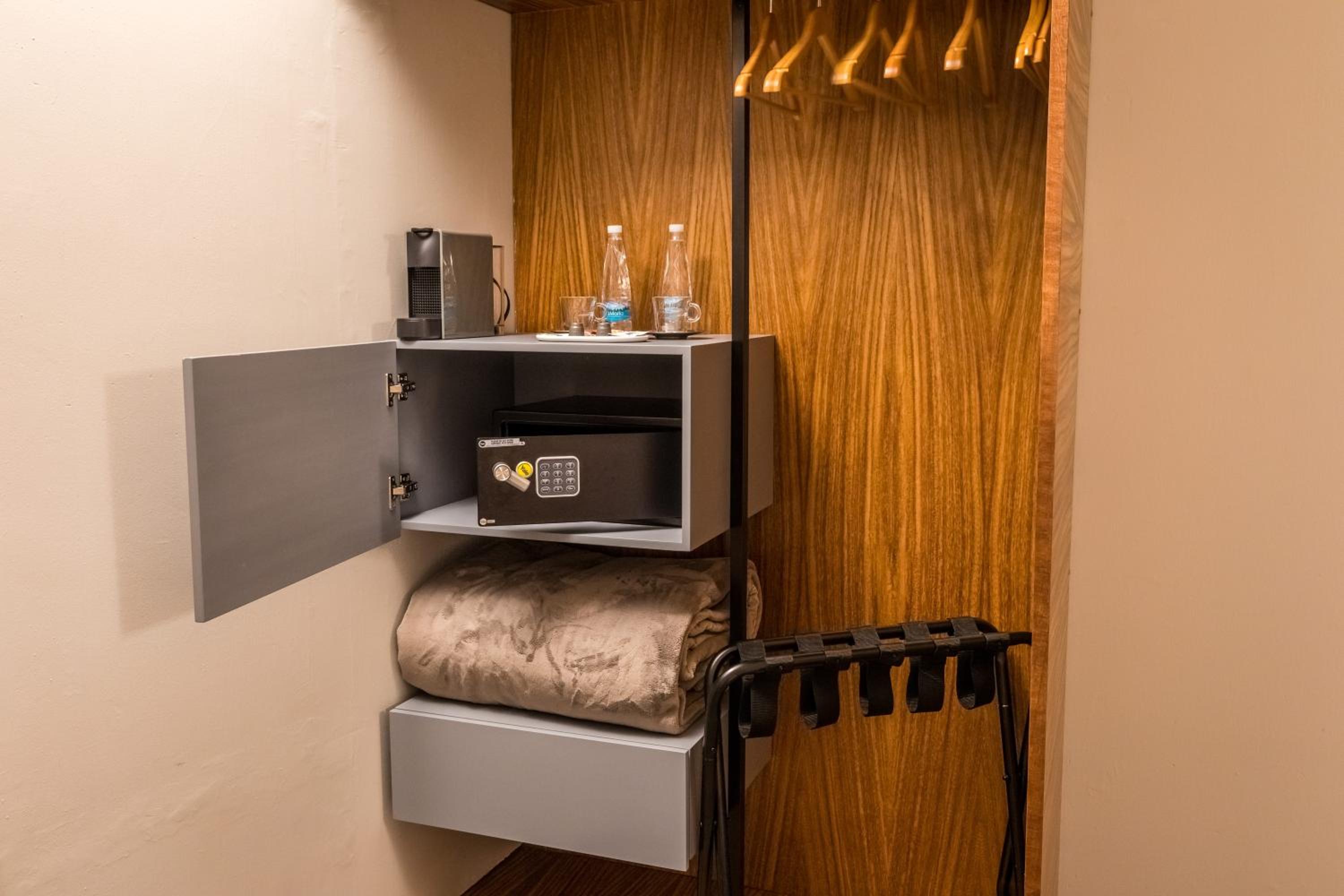 Deluxe Double Room - Photo 12