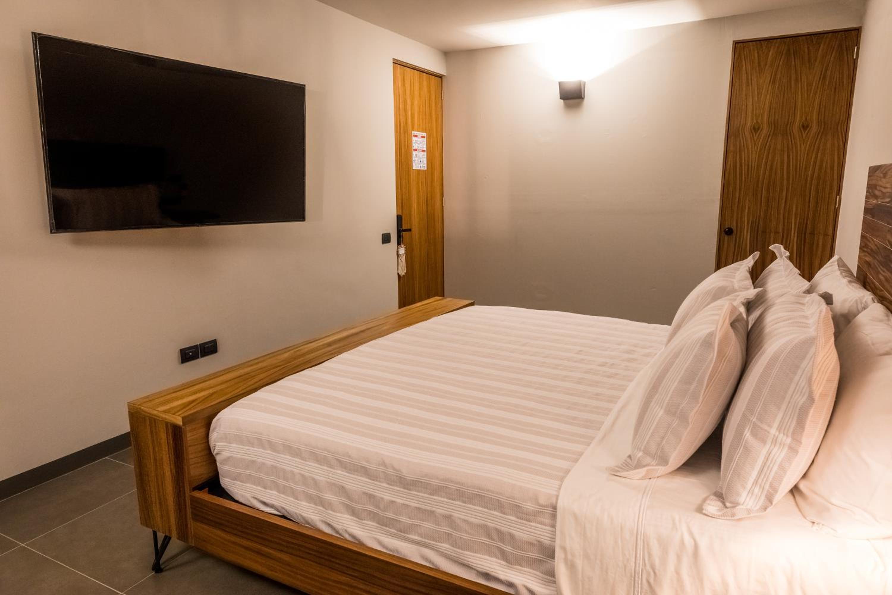 Deluxe Double Room - Photo 8