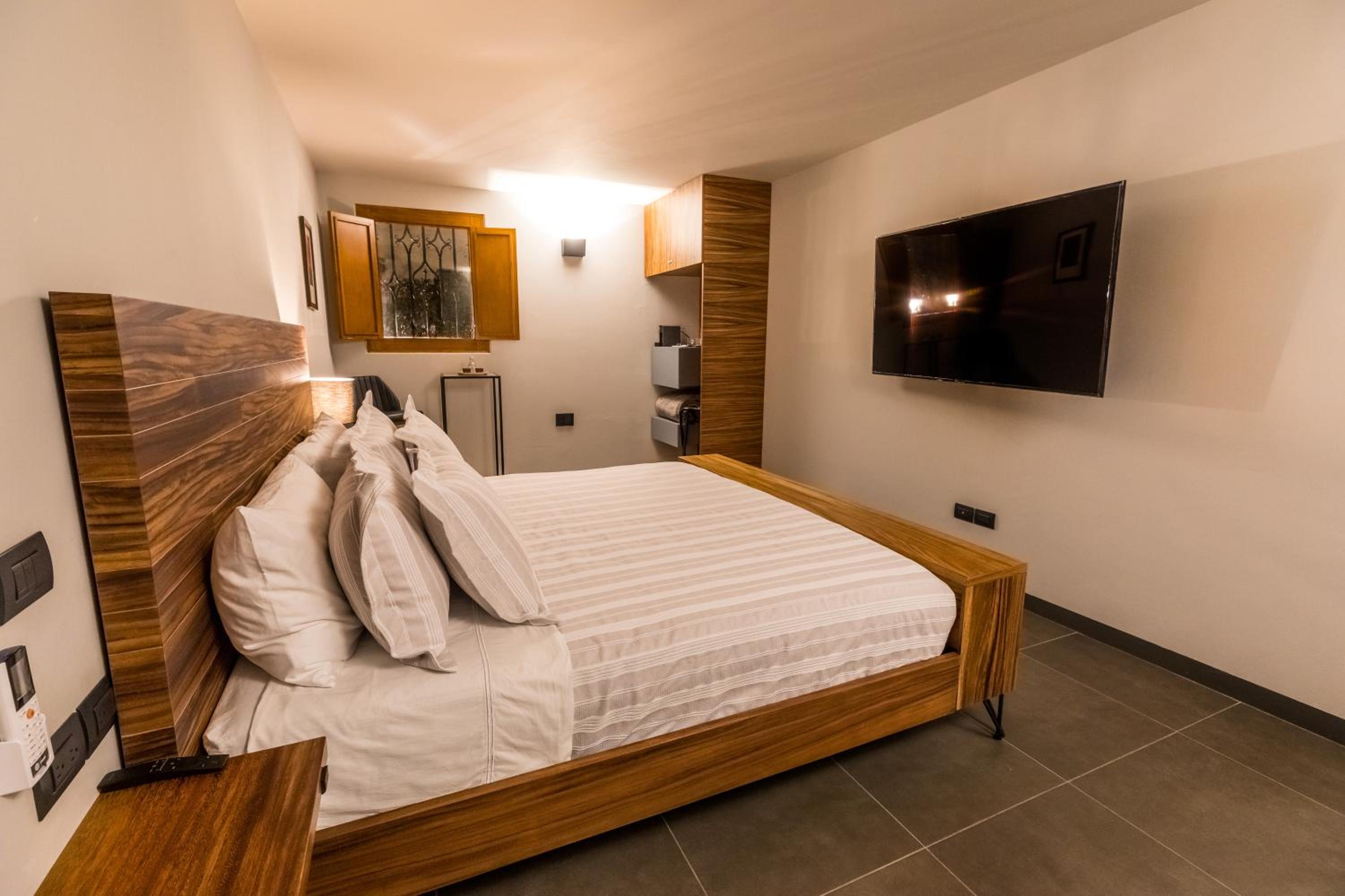 Deluxe Double Room - Photo 14