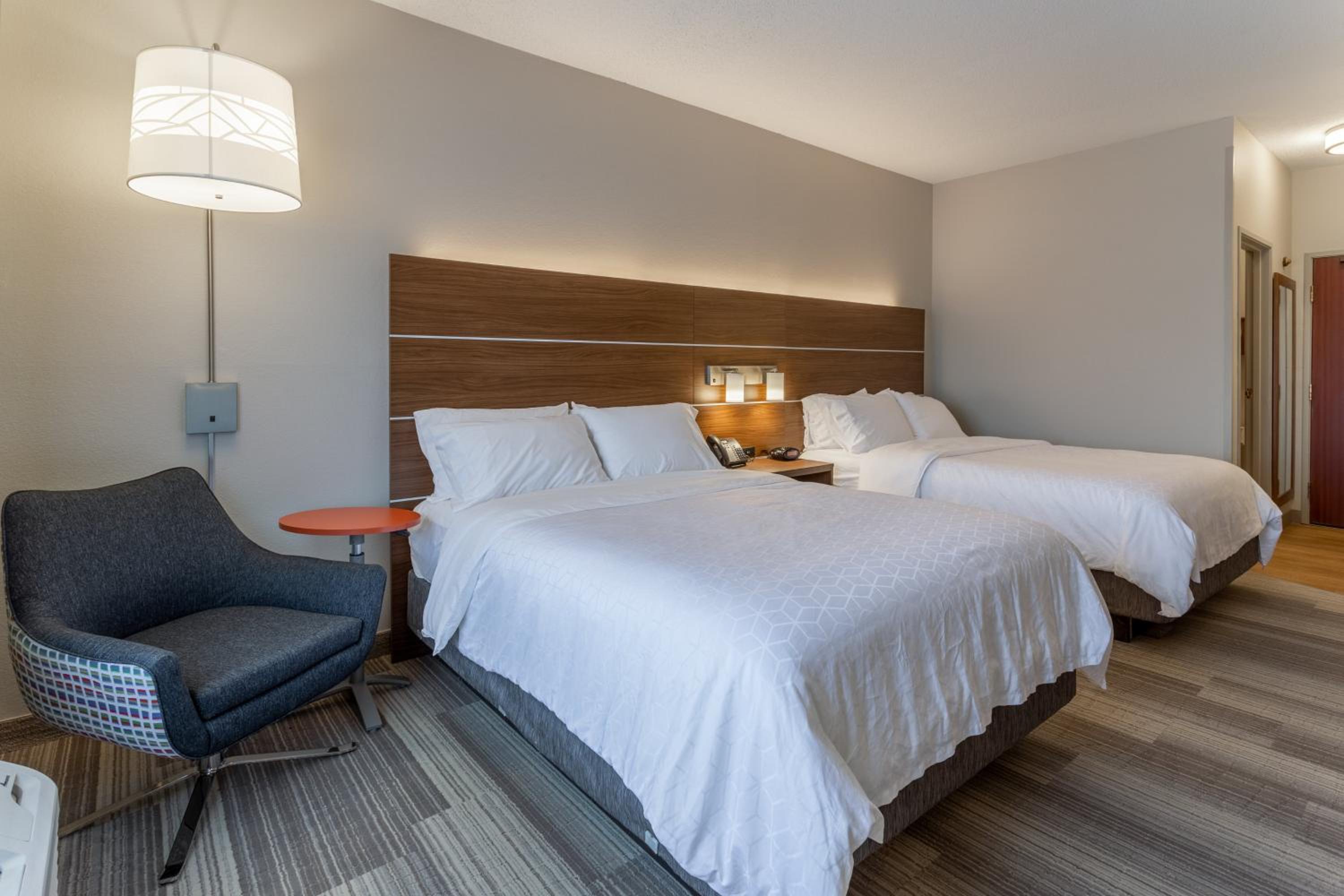Standard Room with Two Queen Beds - Photo 3