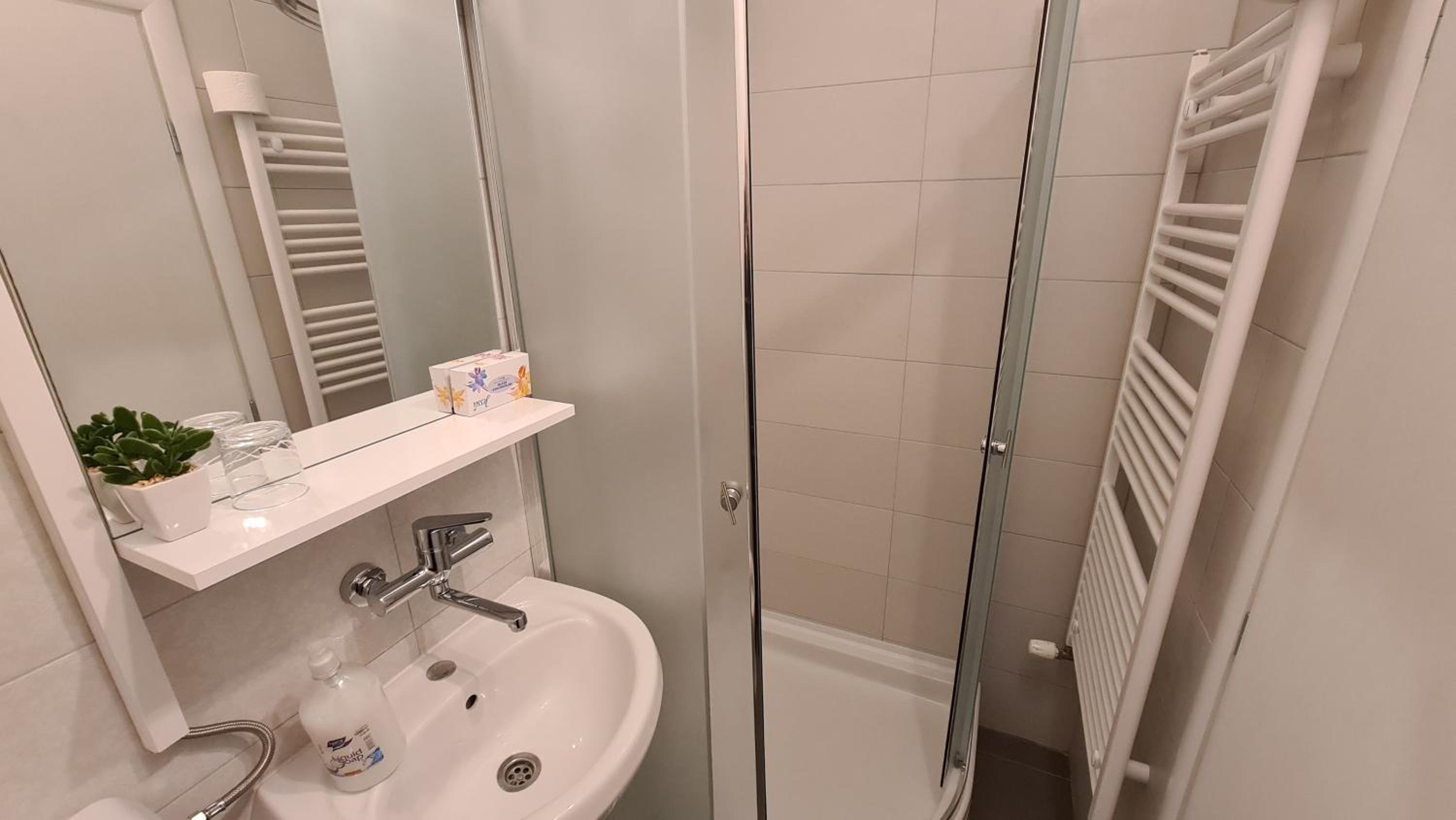 Single Room with Private Bathroom photo 3