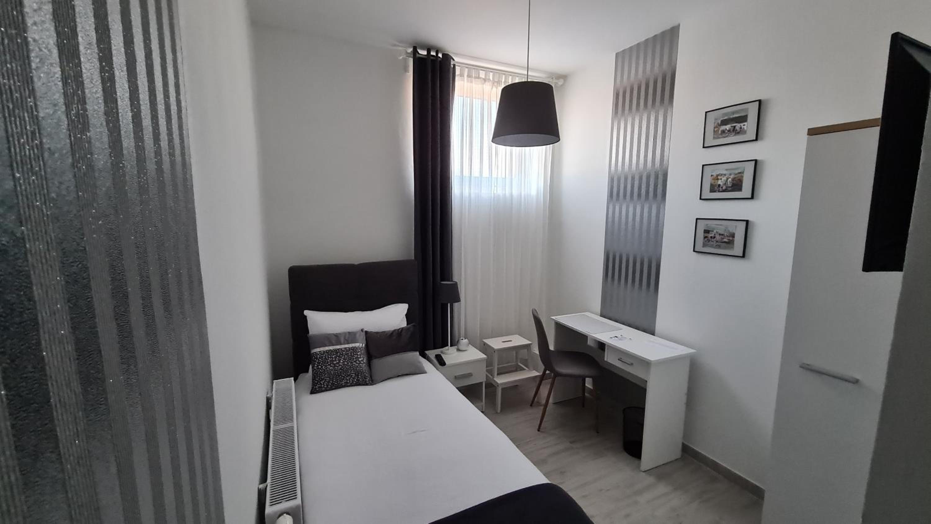 Single Room with Private Bathroom photo 2