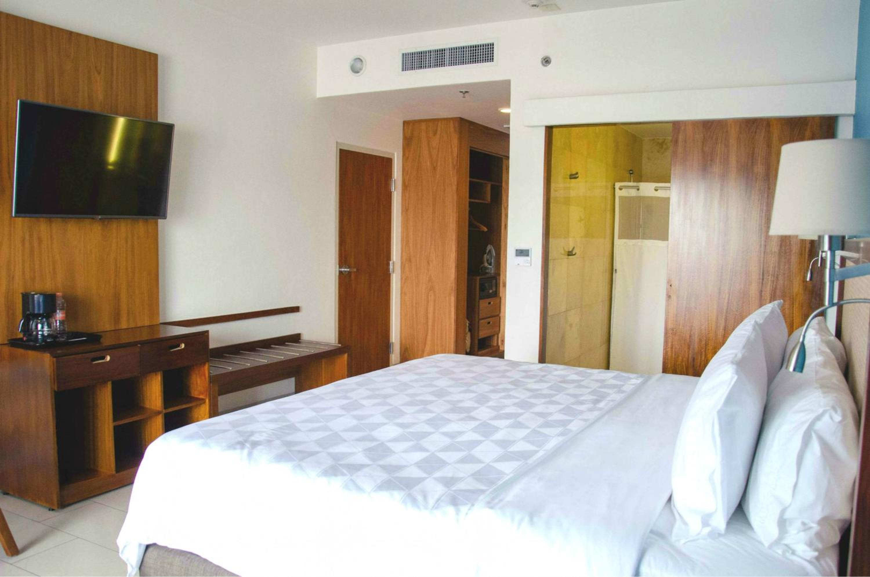 Standard King Room - Accessible photo 2