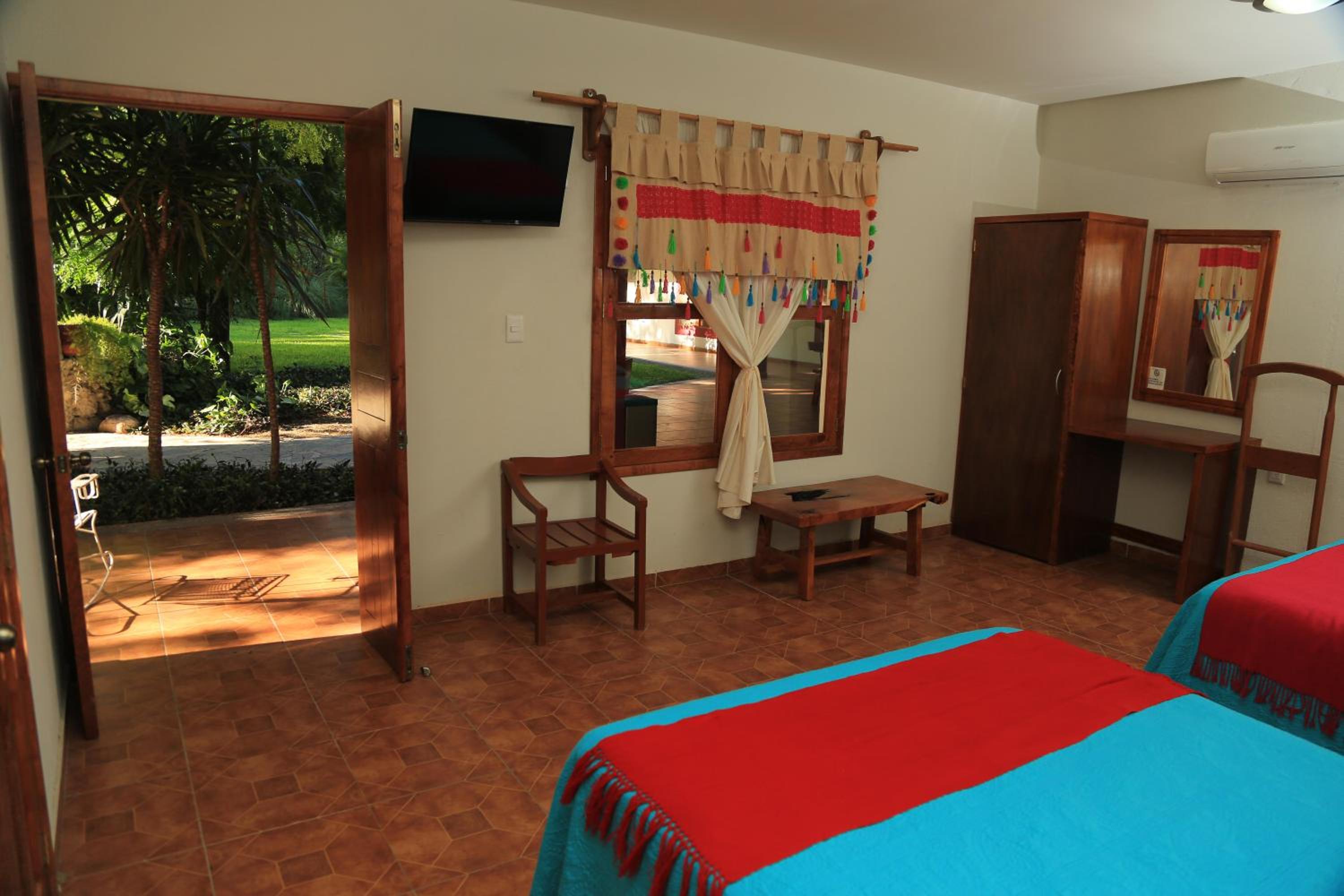Queen Room with Two Queen Beds - Disability Access photo 3