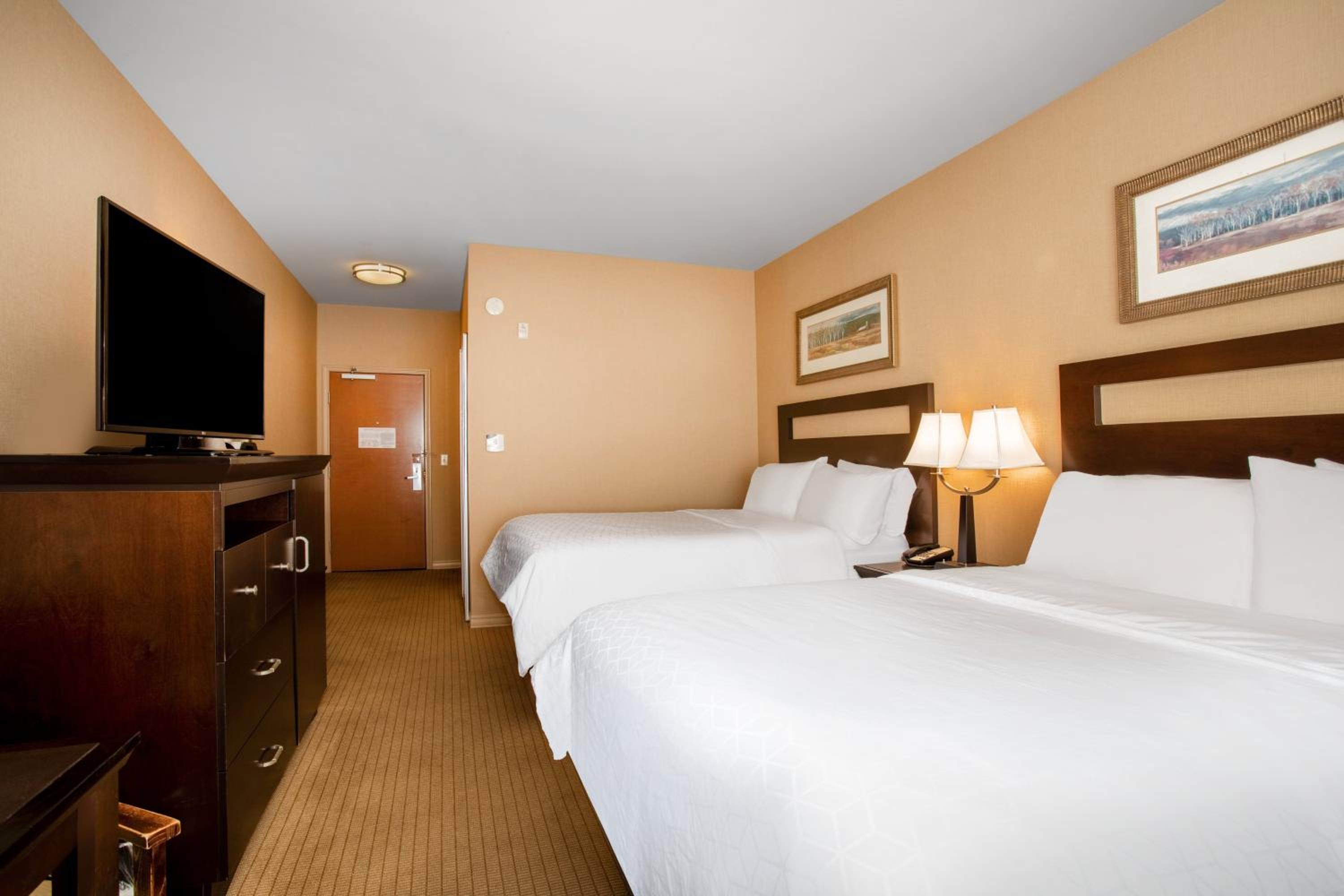 Queen Room with Two Queen Beds - Mobility Access Tub/Non-Smoking - Photo 1