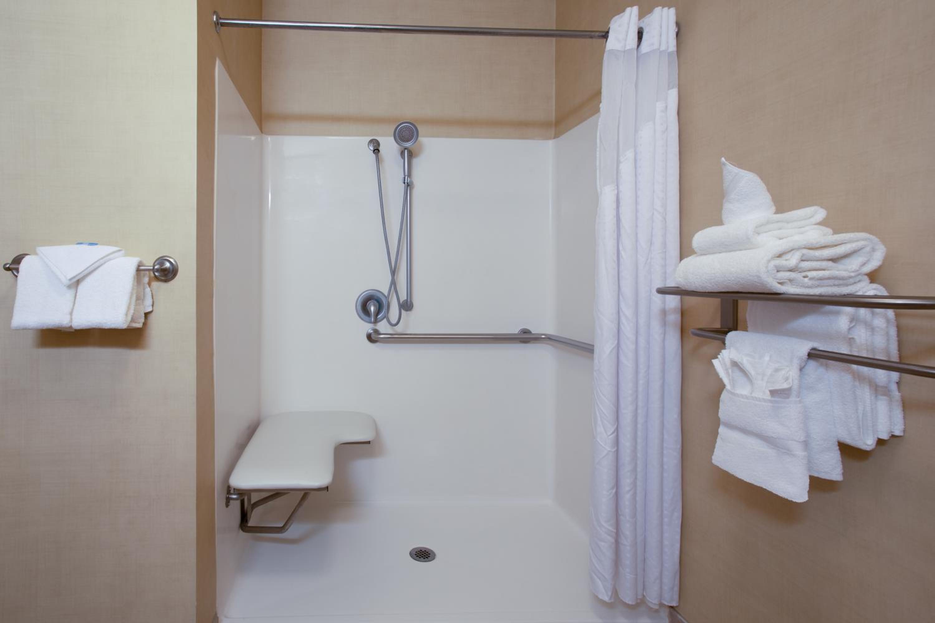 Queen Room with Two Queen Beds - Mobility Access Tub/Non-Smoking - Photo 2