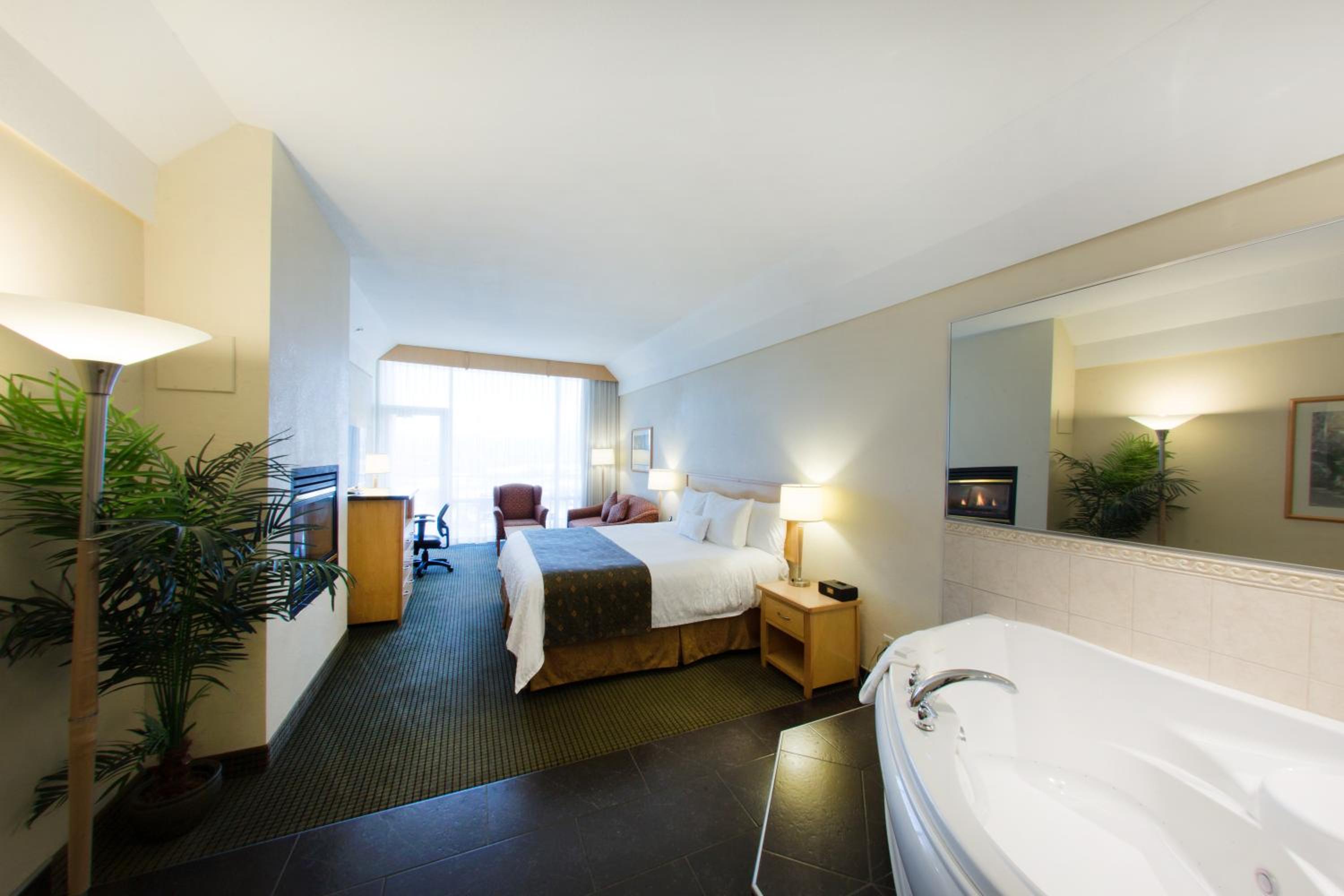 King Room with Balcony - Non-Smoking - Photo 7