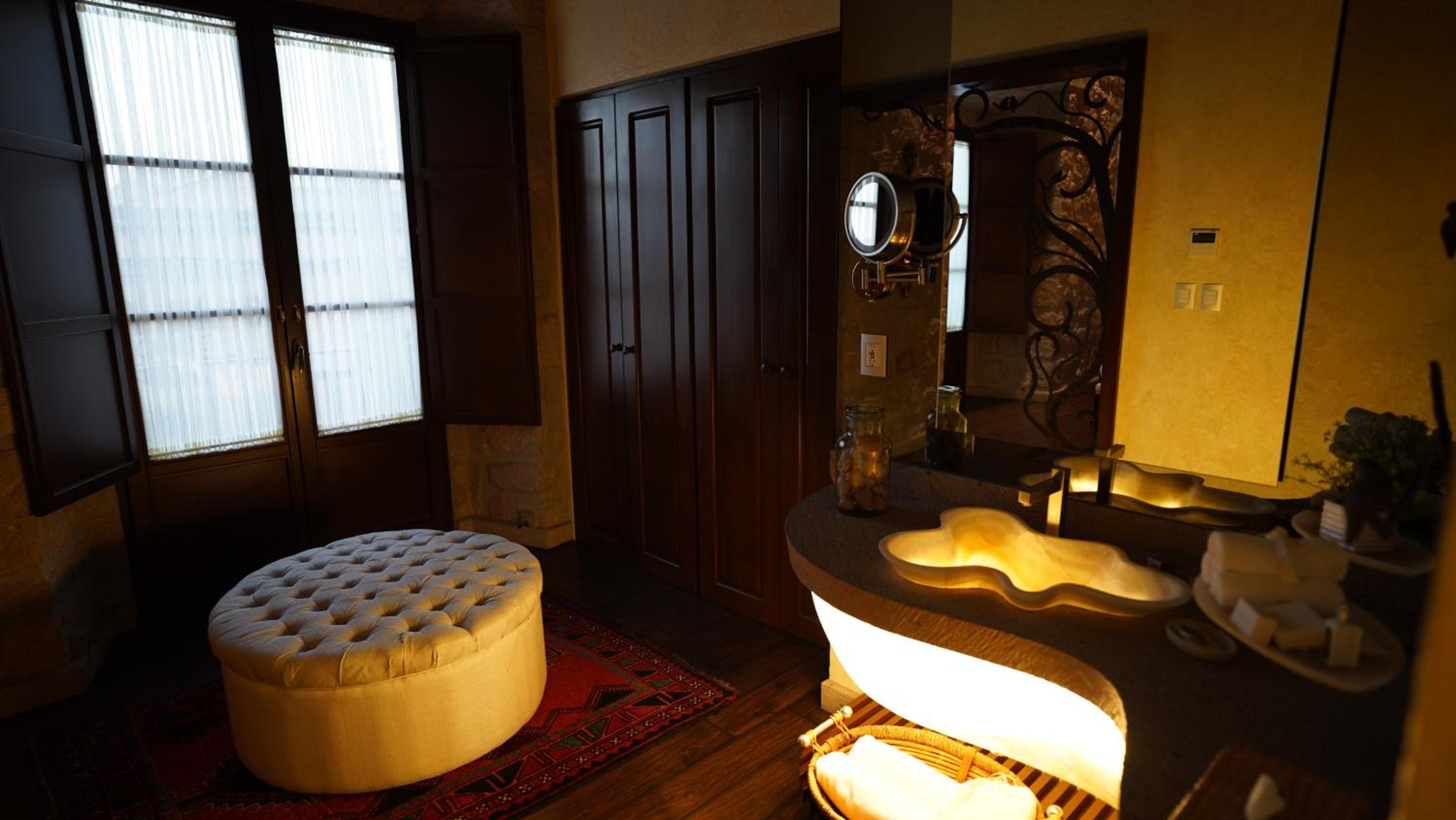 Deluxe Double Room with Two Double Beds - Photo 18