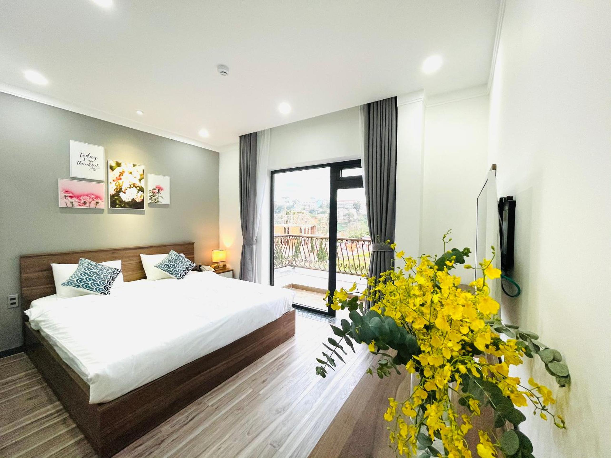 King Room with Balcony - Photo 10