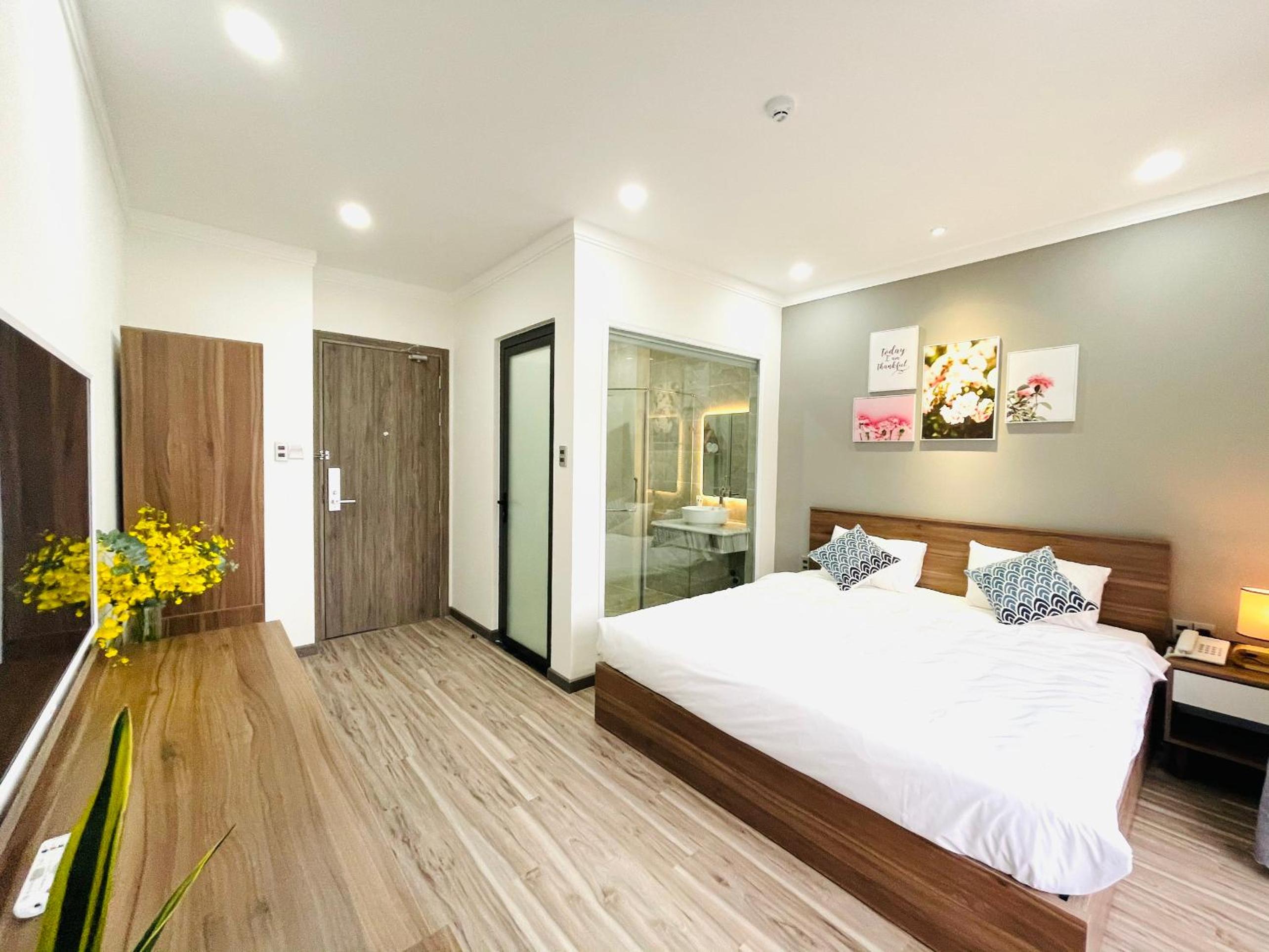 King Room with Balcony - Photo 5