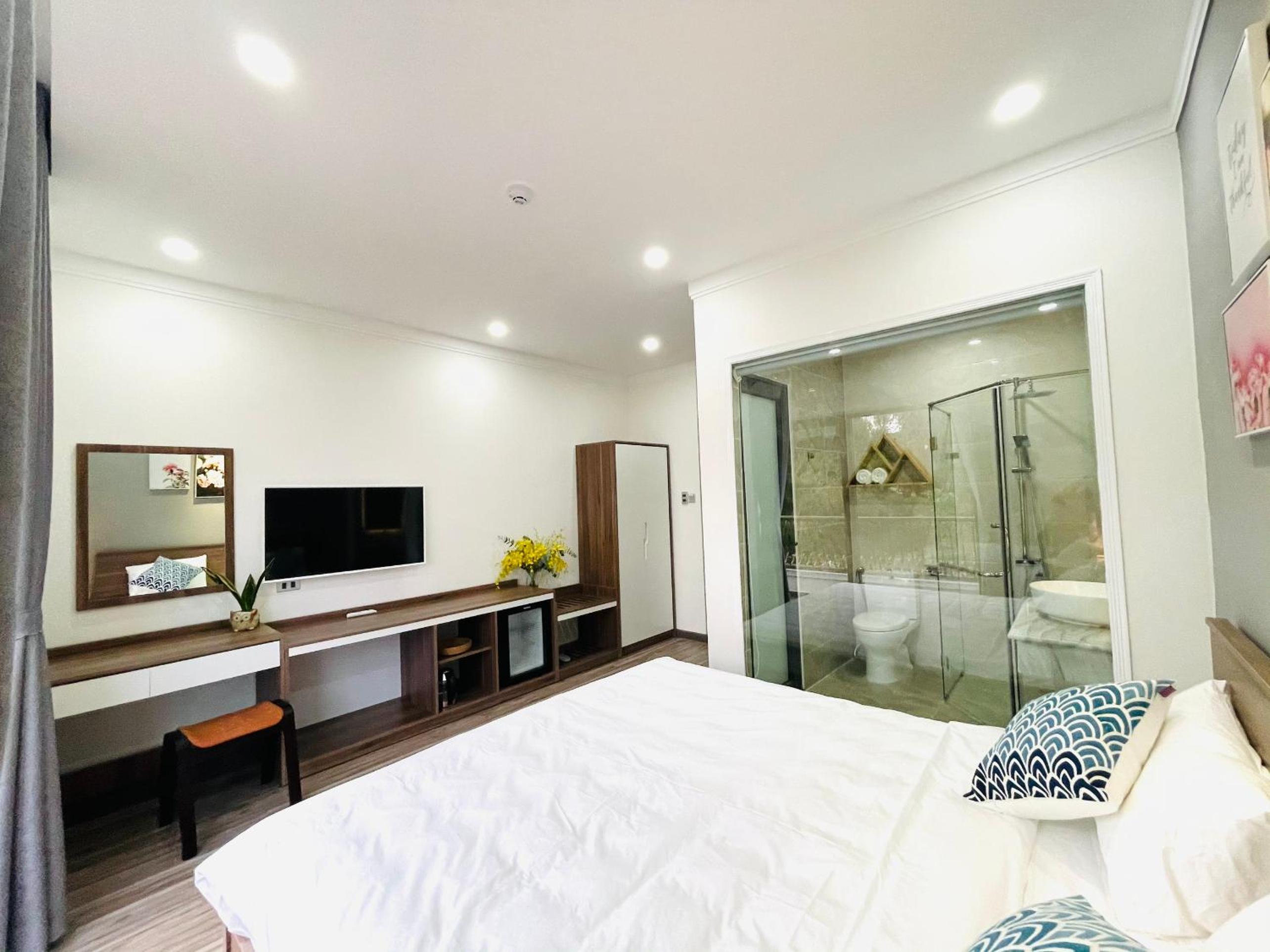King Room with Balcony - Photo 1