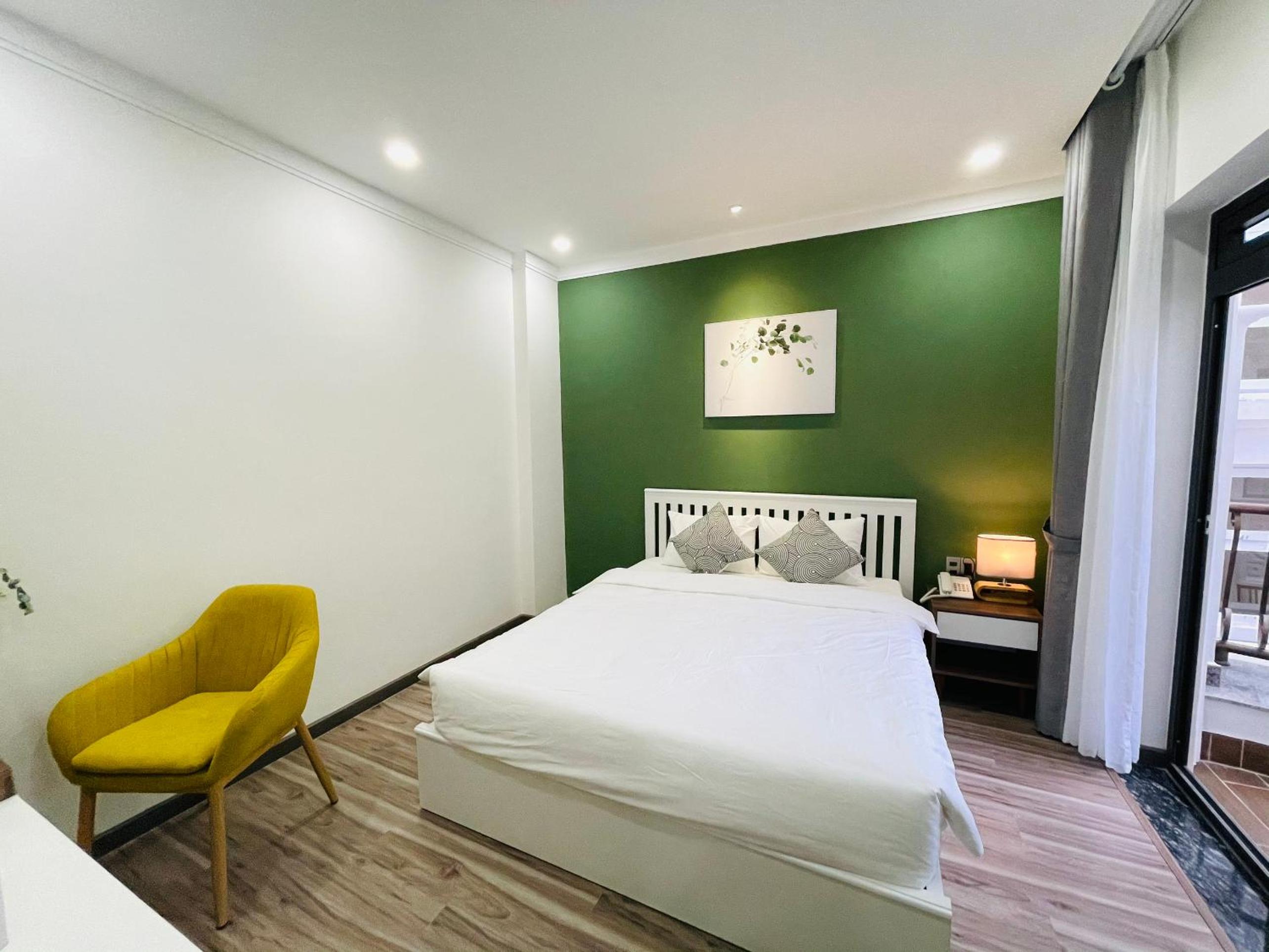 Deluxe Double Room with Bath - Photo 8