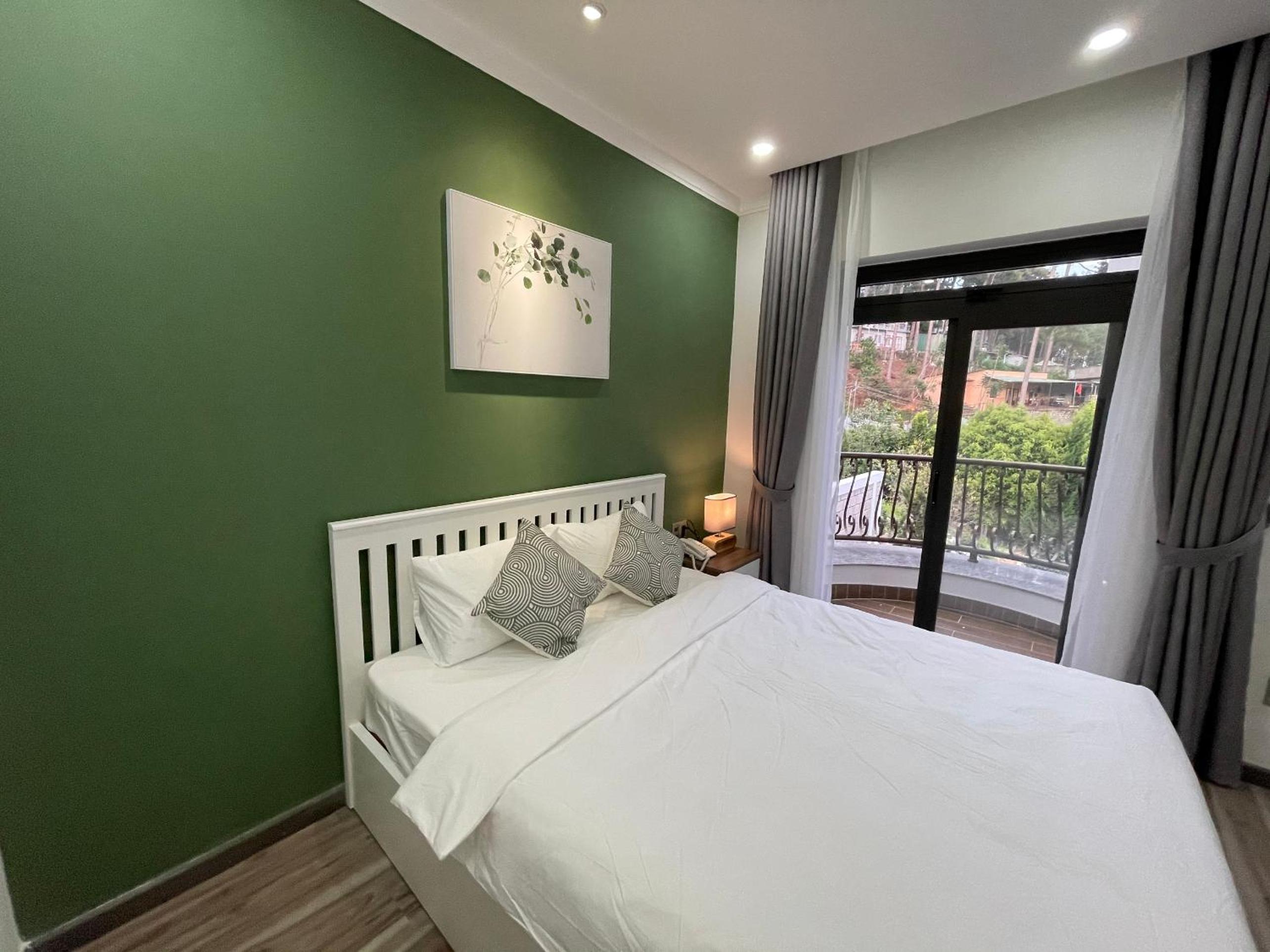 Deluxe Double Room with Bath - Photo 2
