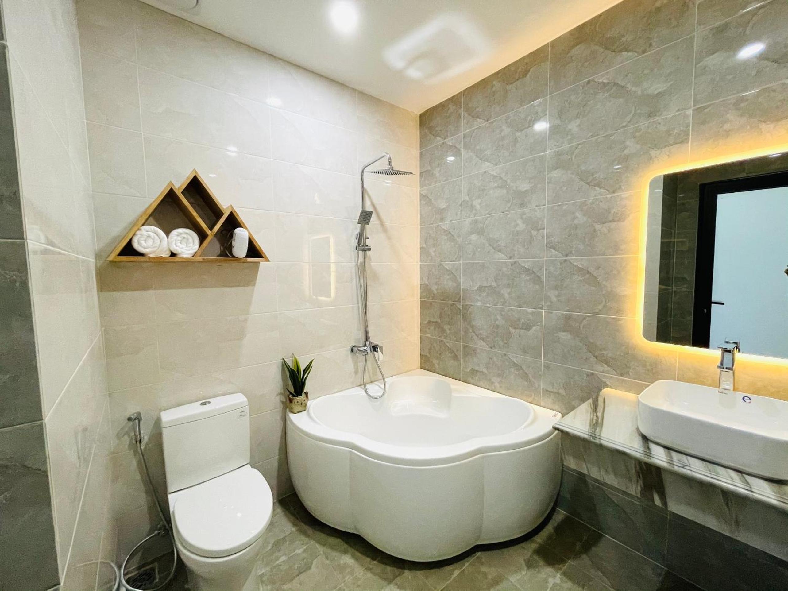 Deluxe Double Room with Bath - Photo 11