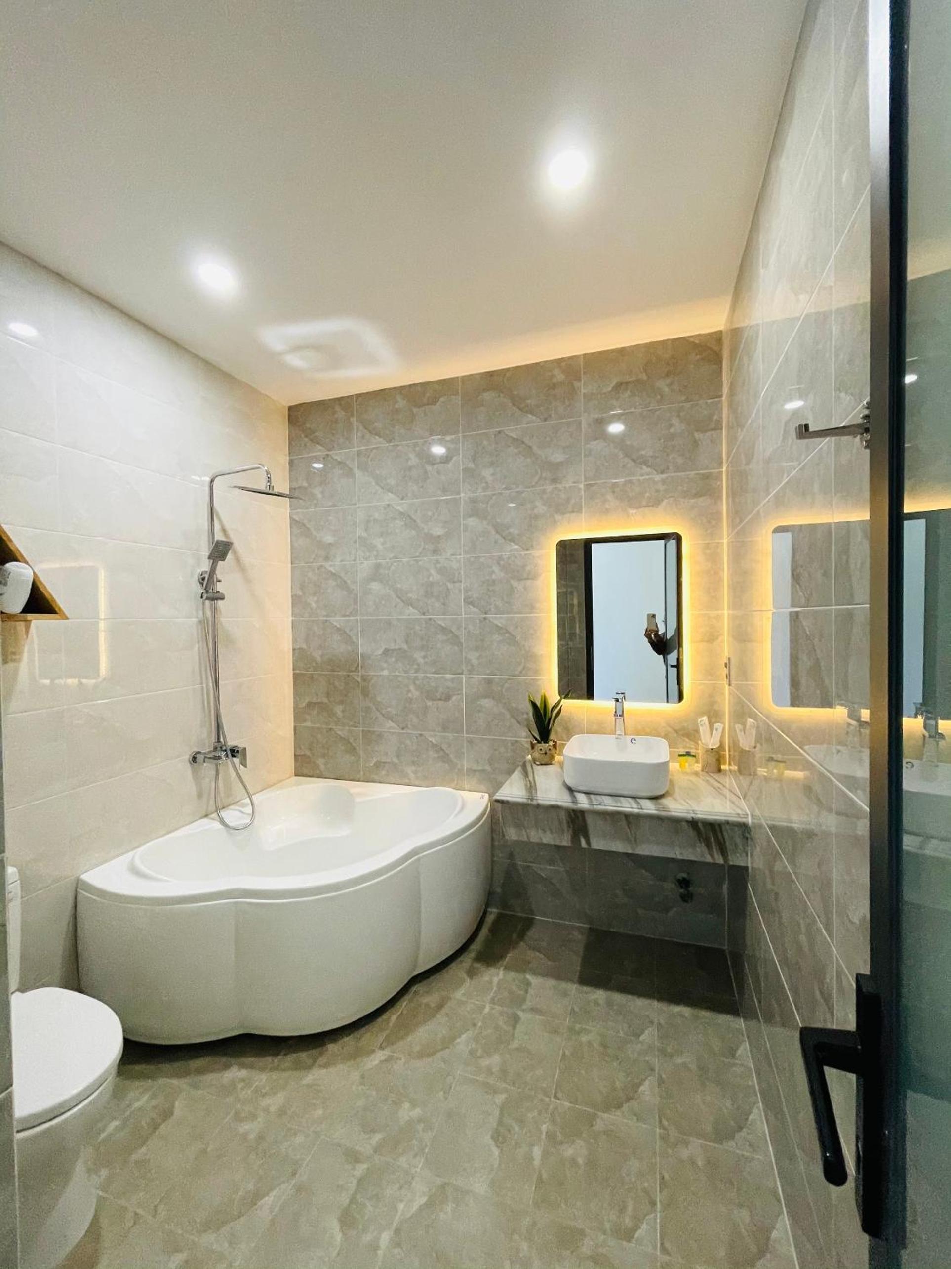 Deluxe Double Room with Bath - Photo 12