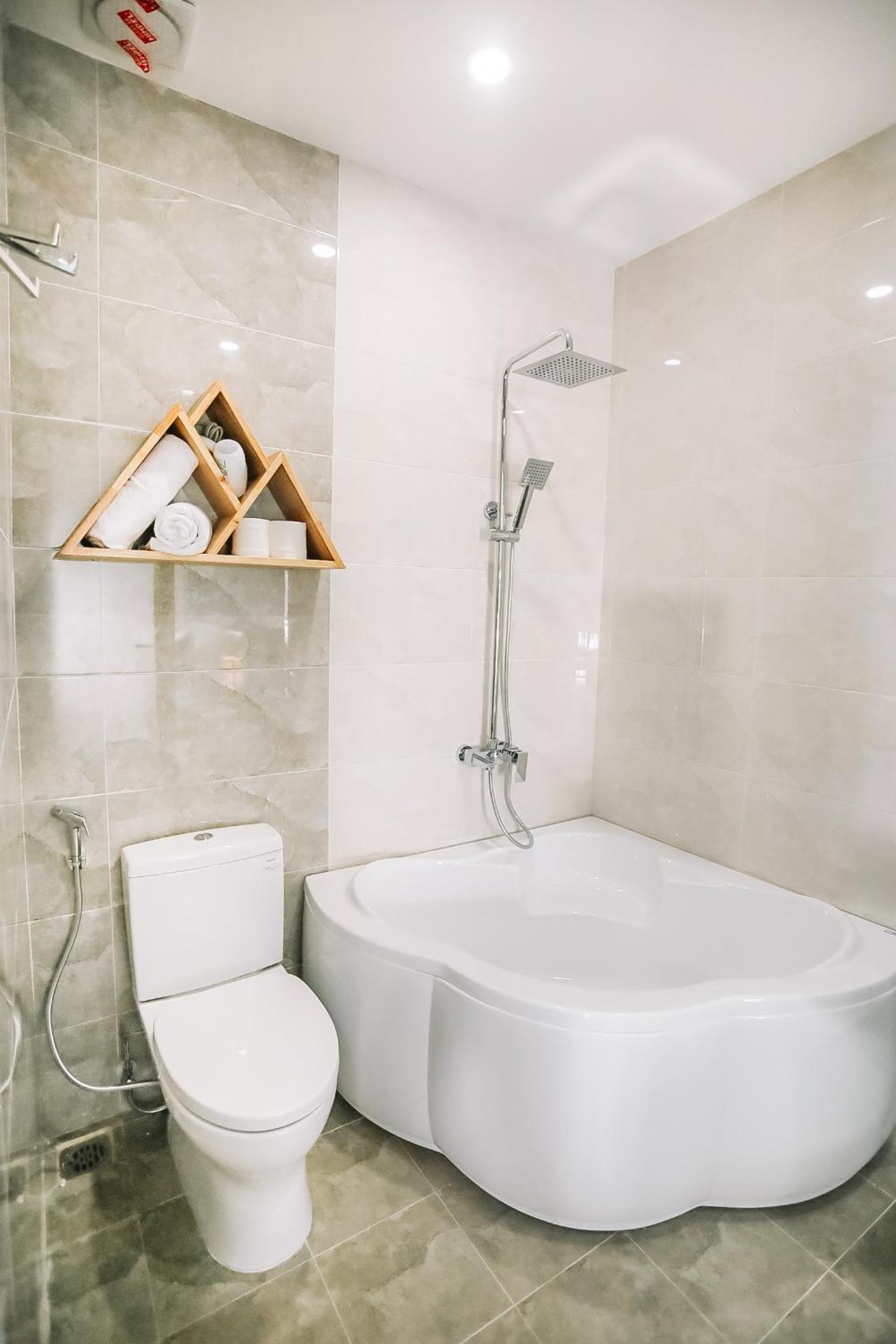 Deluxe Double Room with Bath - Photo 10