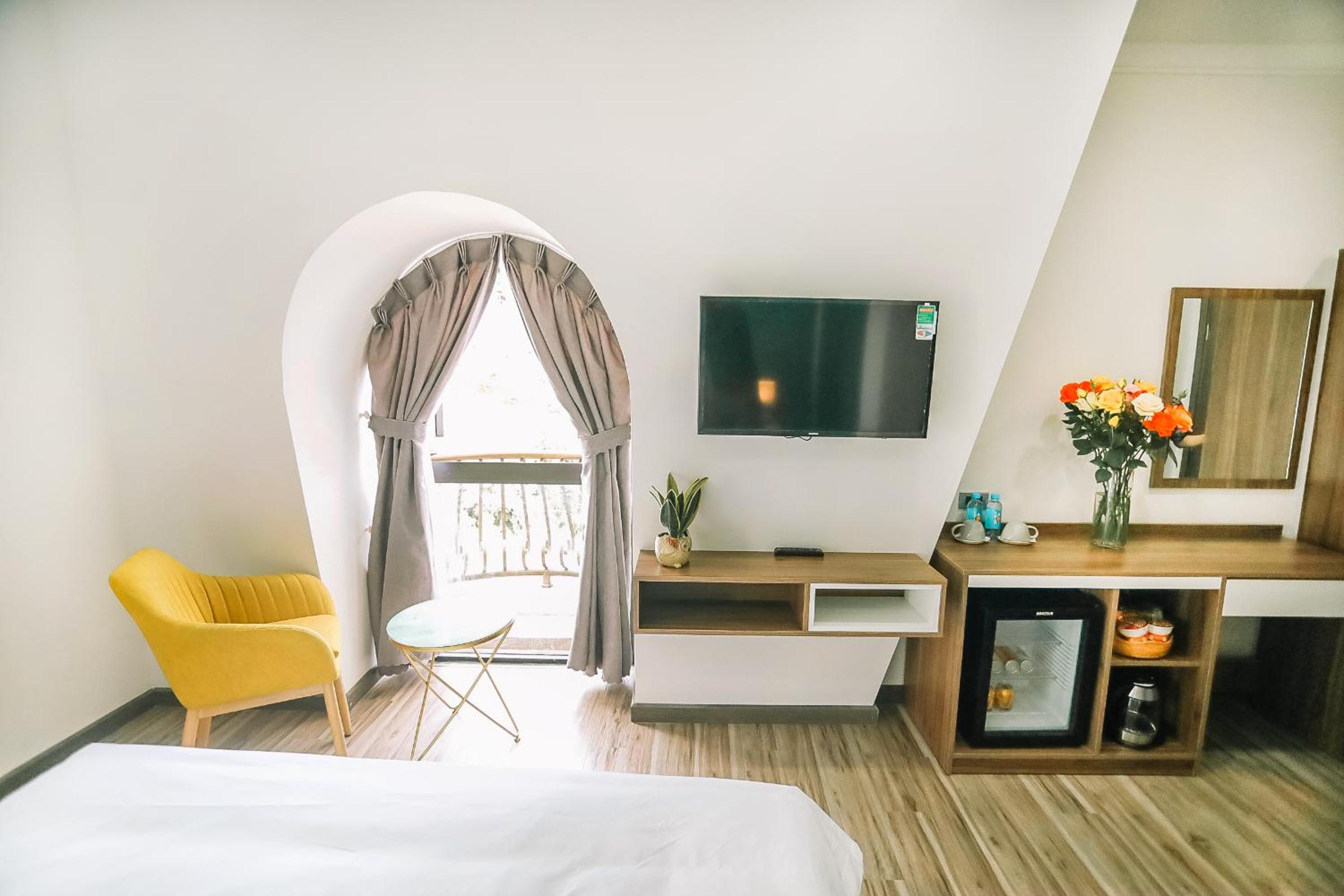 Deluxe Double Room with Bath - Photo 1