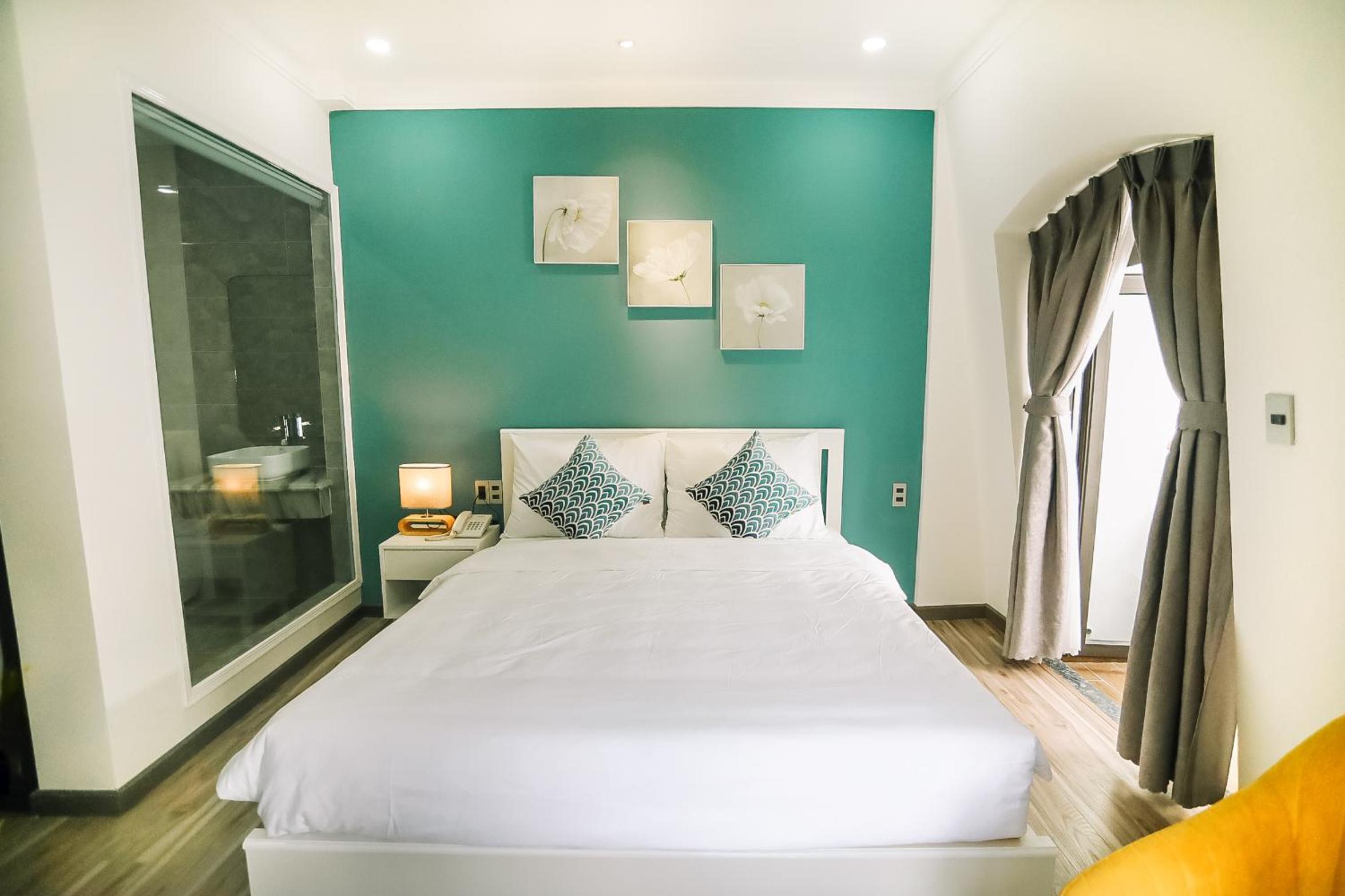 Deluxe Double Room with Bath - Photo 4