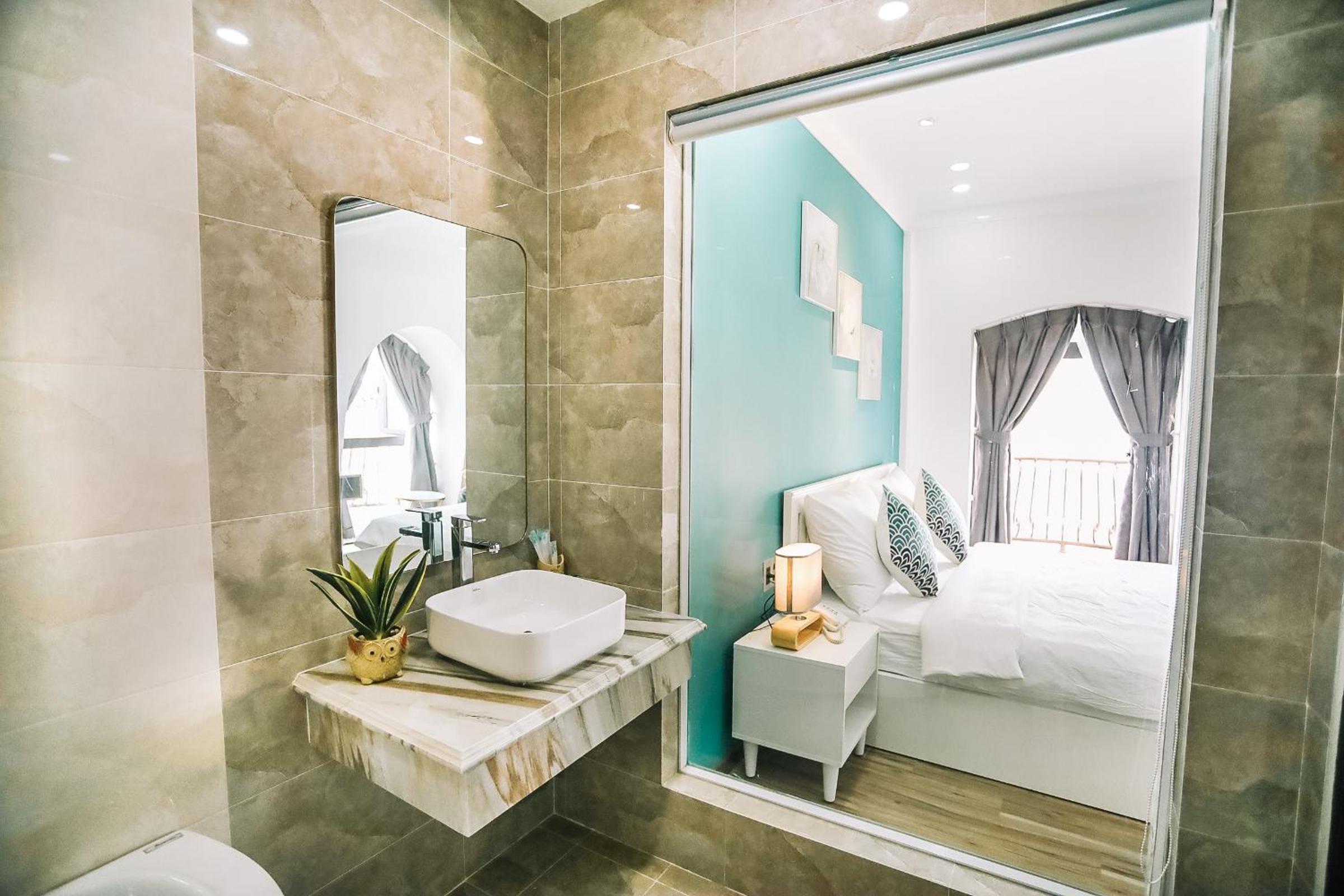 Deluxe Double Room with Bath - Photo 3