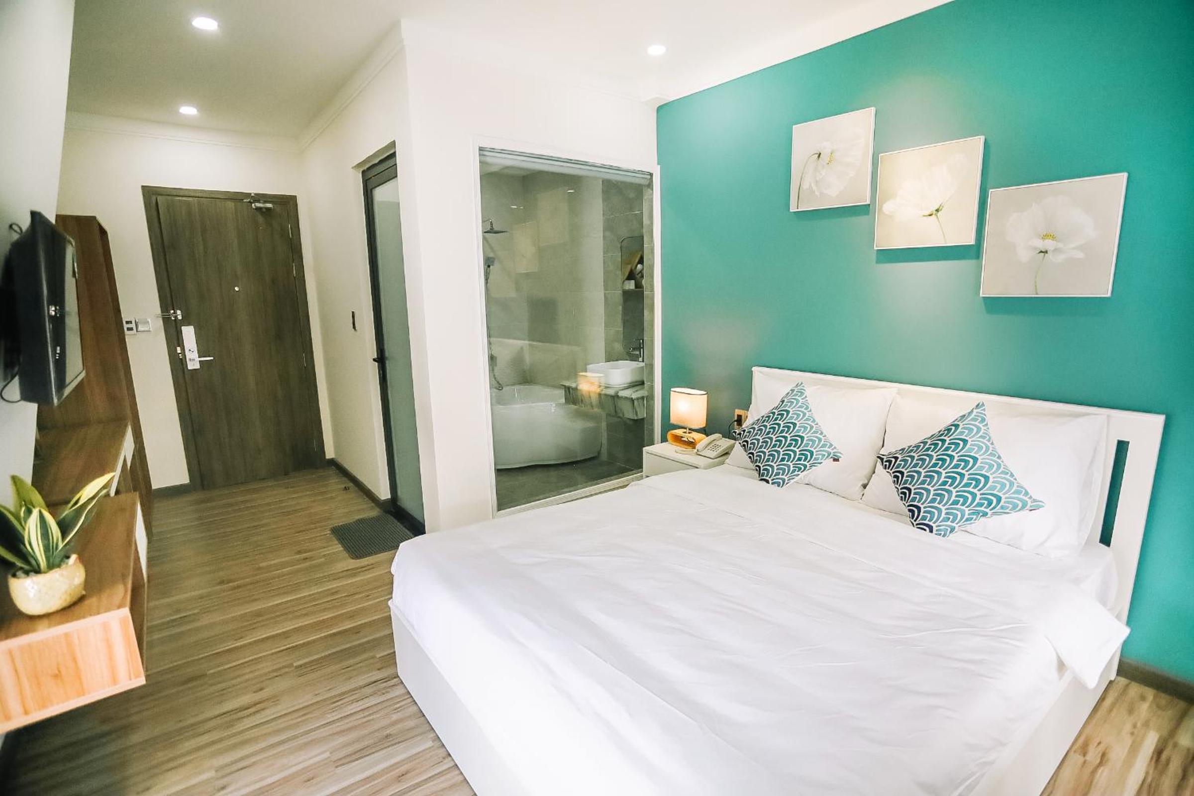 Deluxe Double Room with Bath - Photo 9