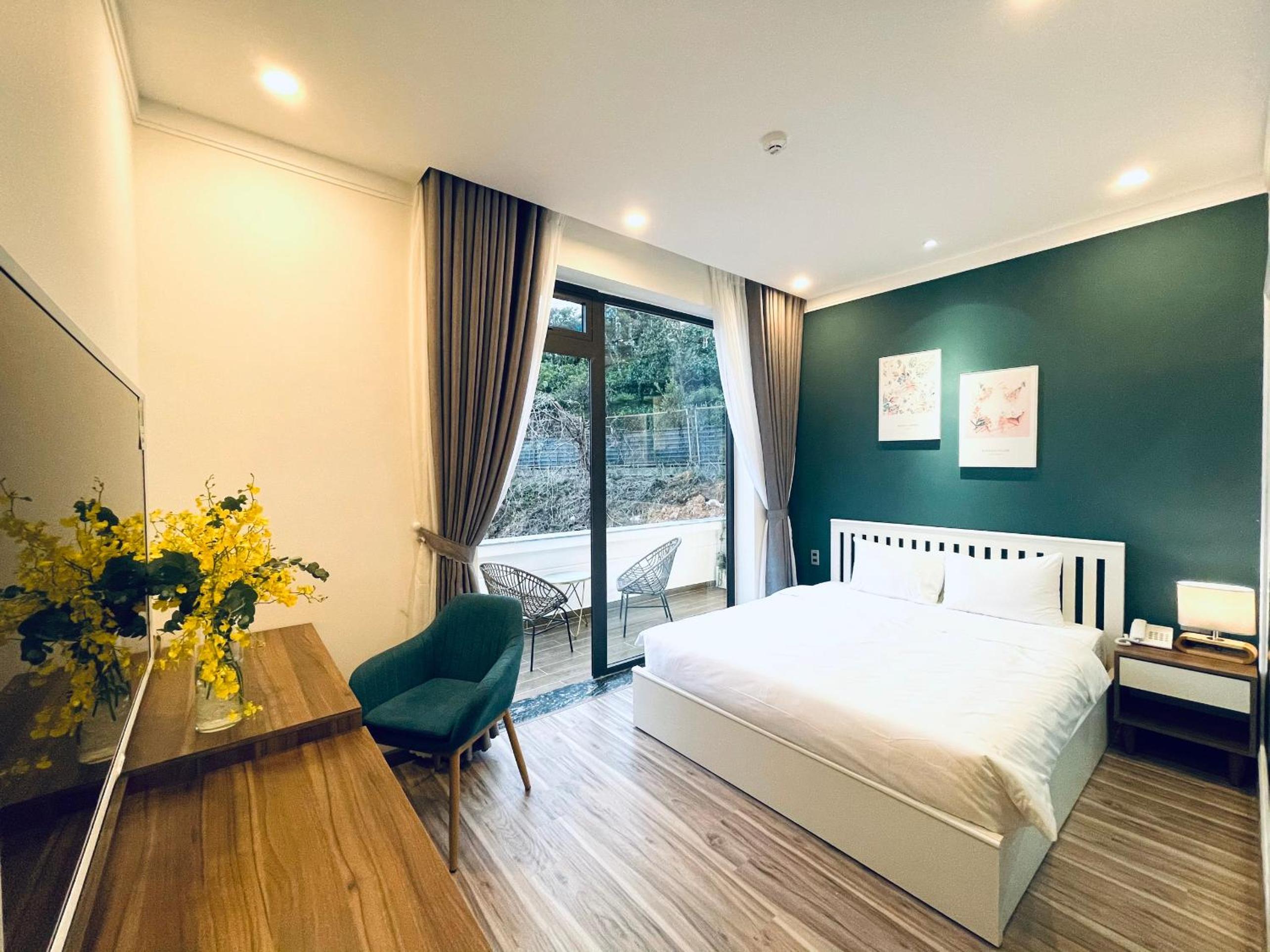 Deluxe Double Room with Balcony - Photo 12