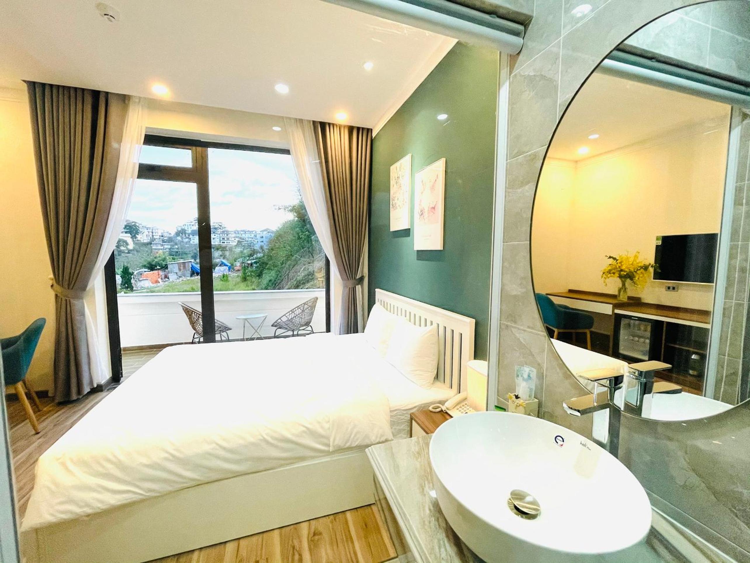 Deluxe Double Room with Balcony - Photo 11