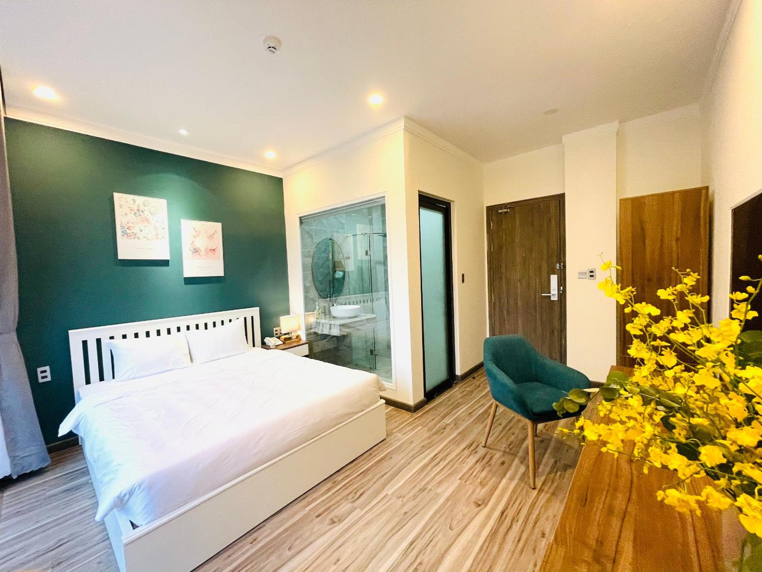 Deluxe Double Room with Balcony - Photo 9
