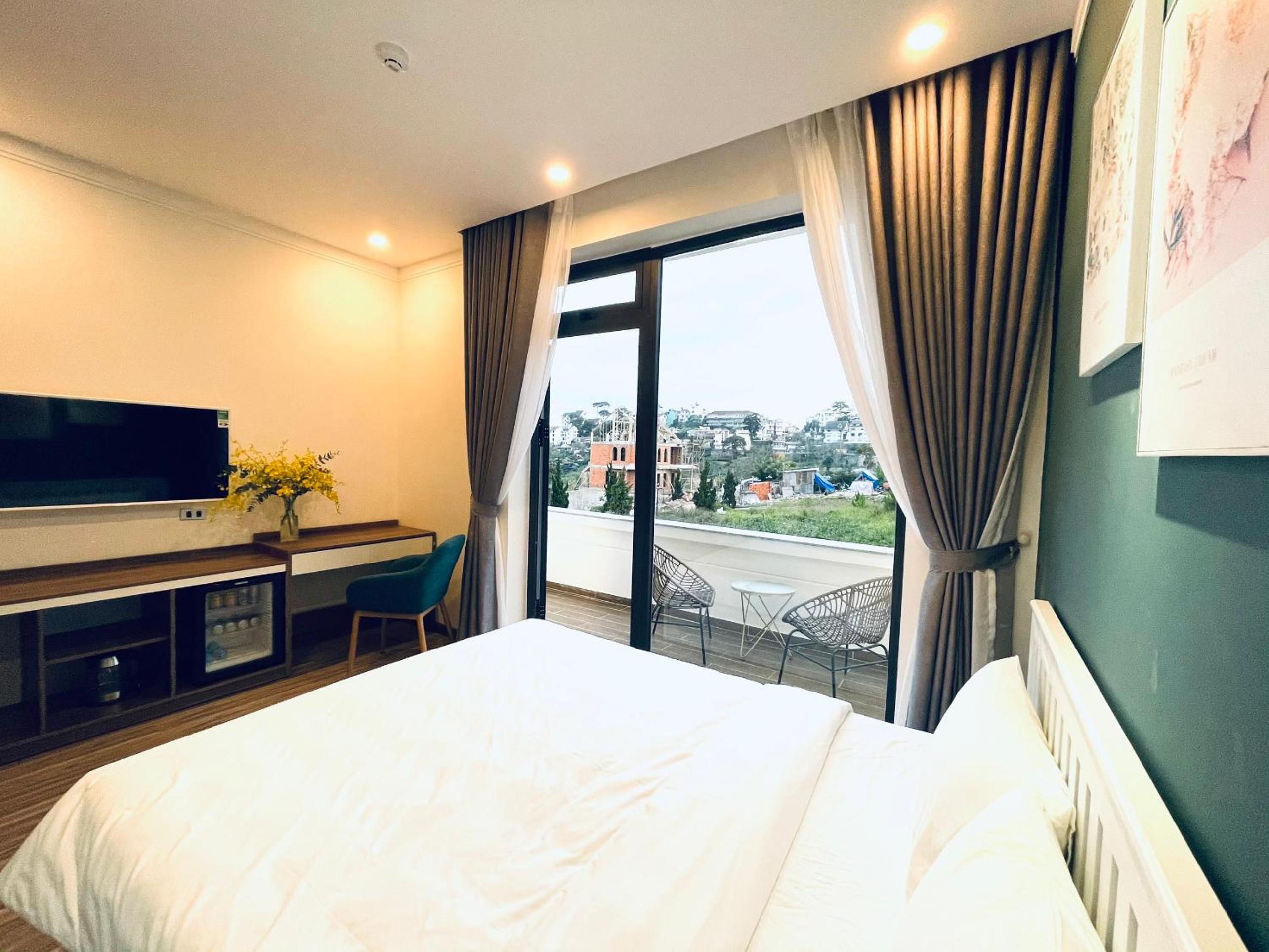 Deluxe Double Room with Balcony - Photo 8