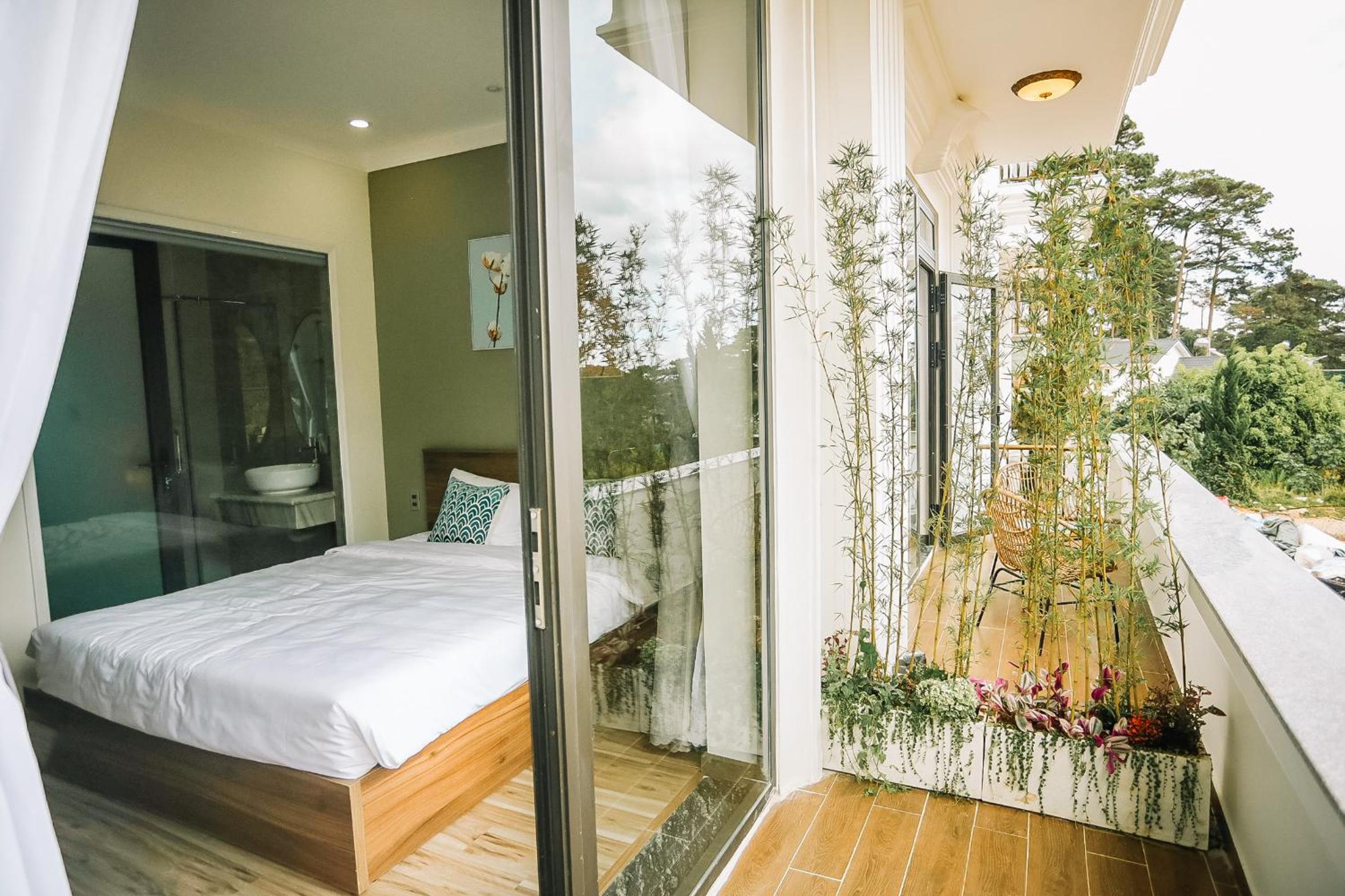 Deluxe Double Room with Balcony - Photo 16