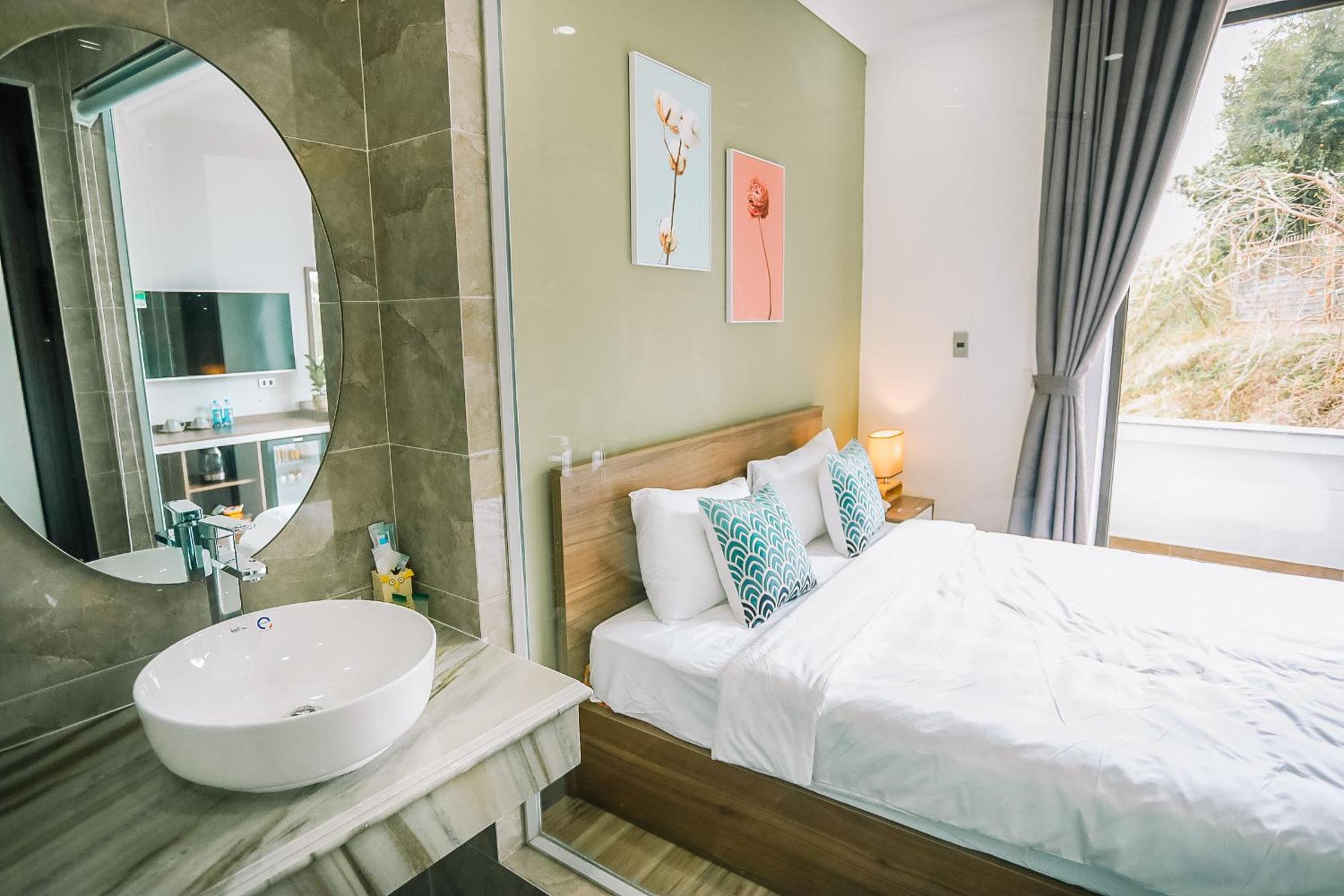 Deluxe Double Room with Balcony - Photo 15