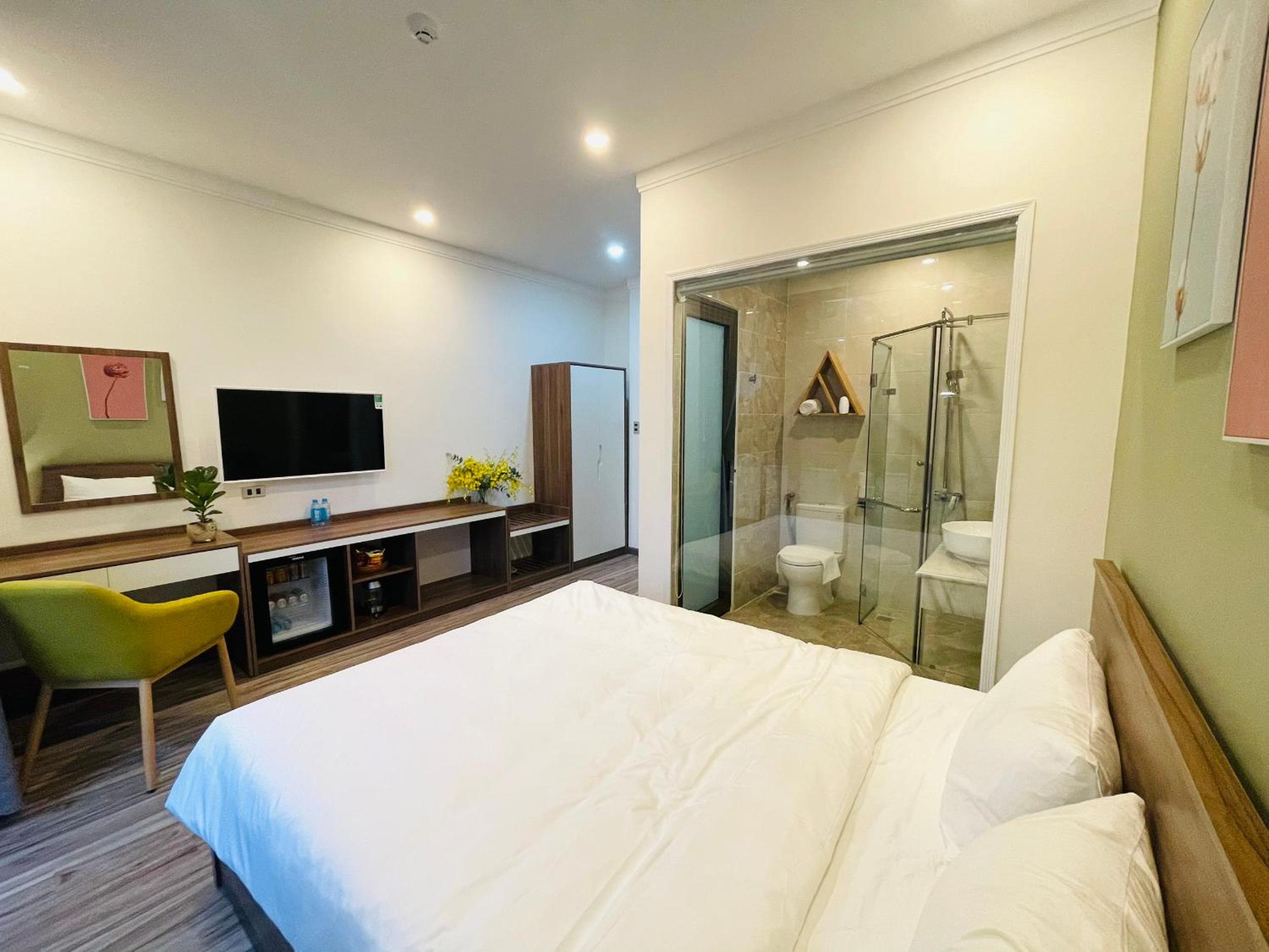 Deluxe Double Room with Balcony - Photo 14