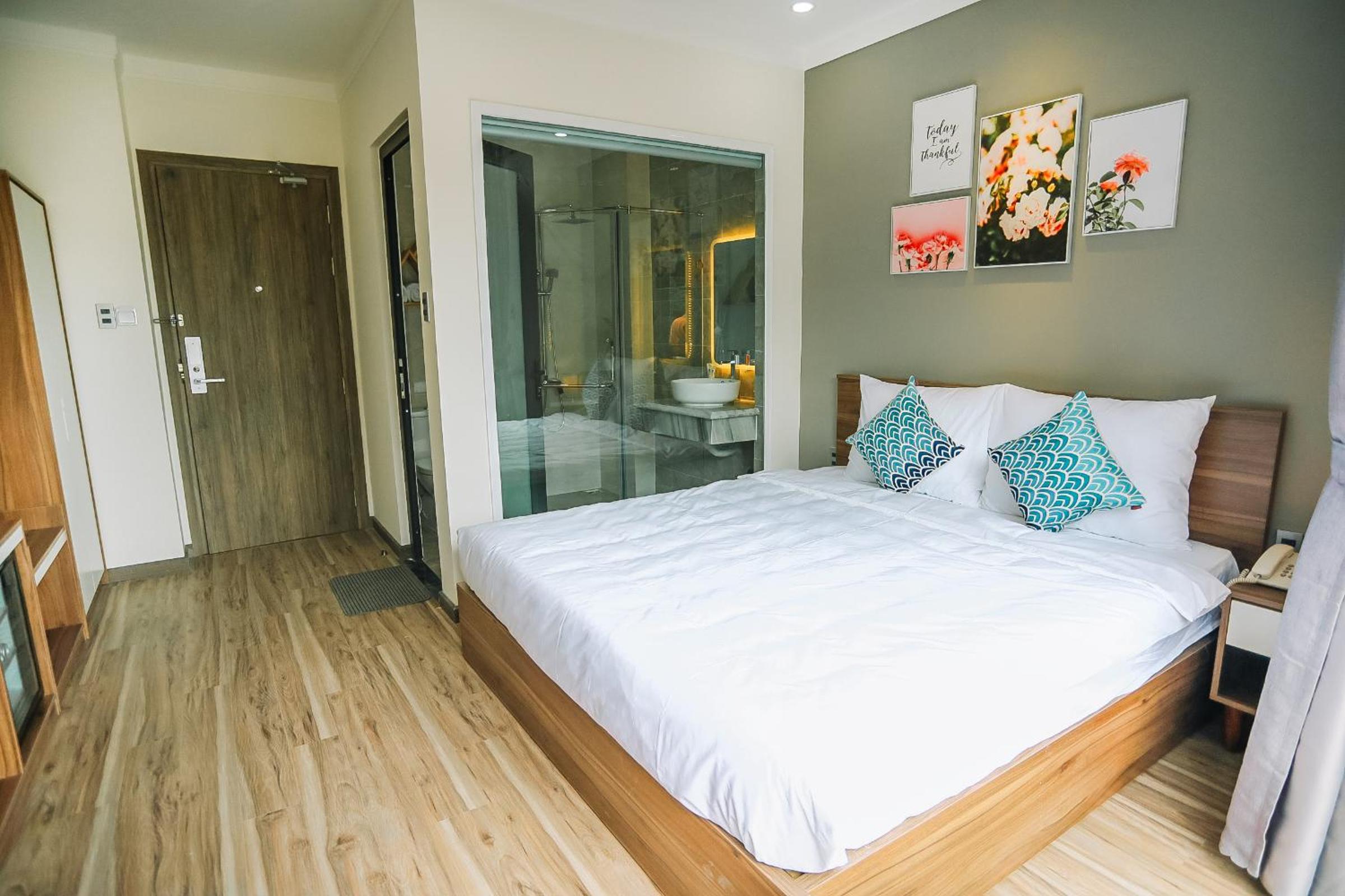 King Room with Balcony - Photo 11