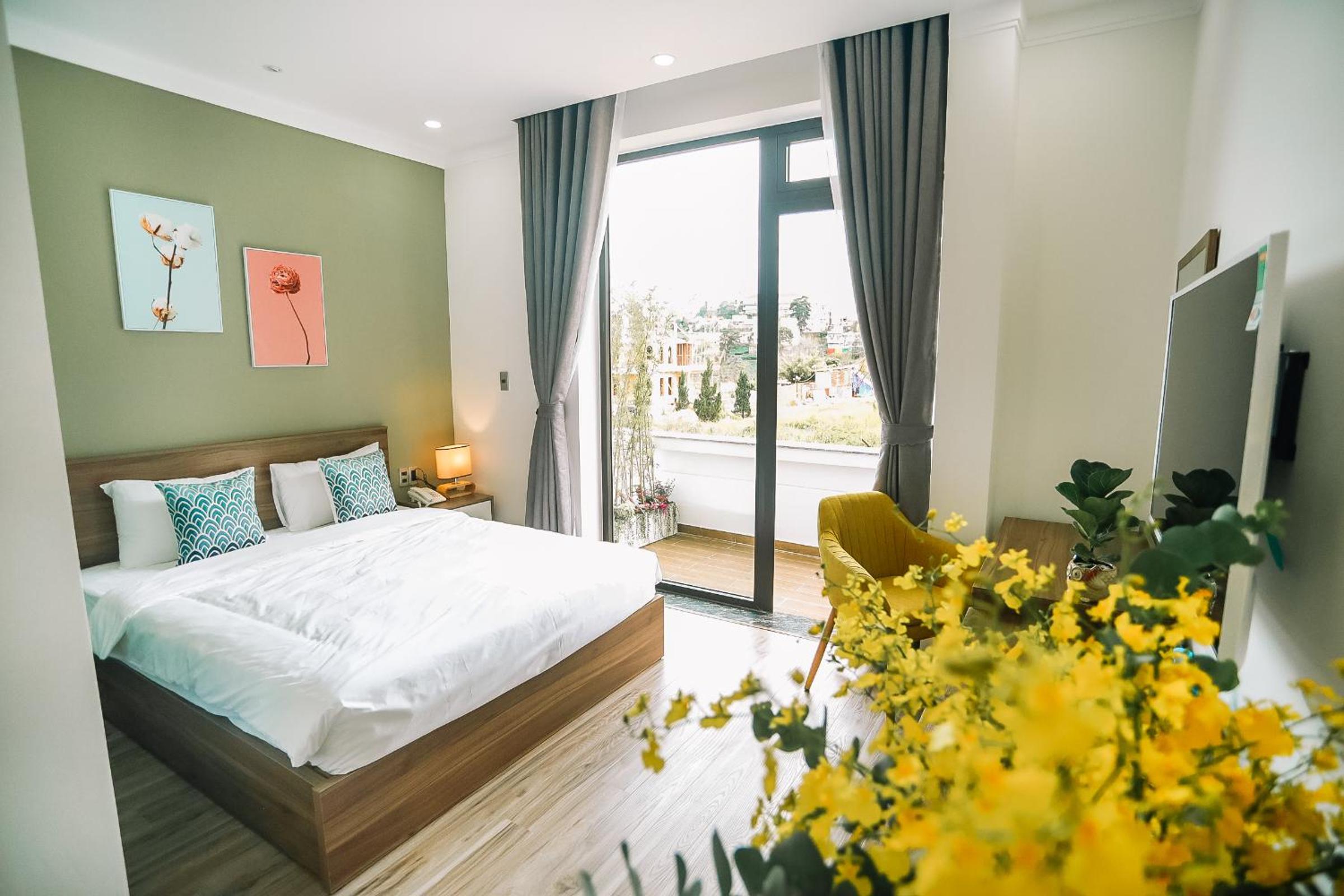 Deluxe Double Room with Balcony - Photo 13