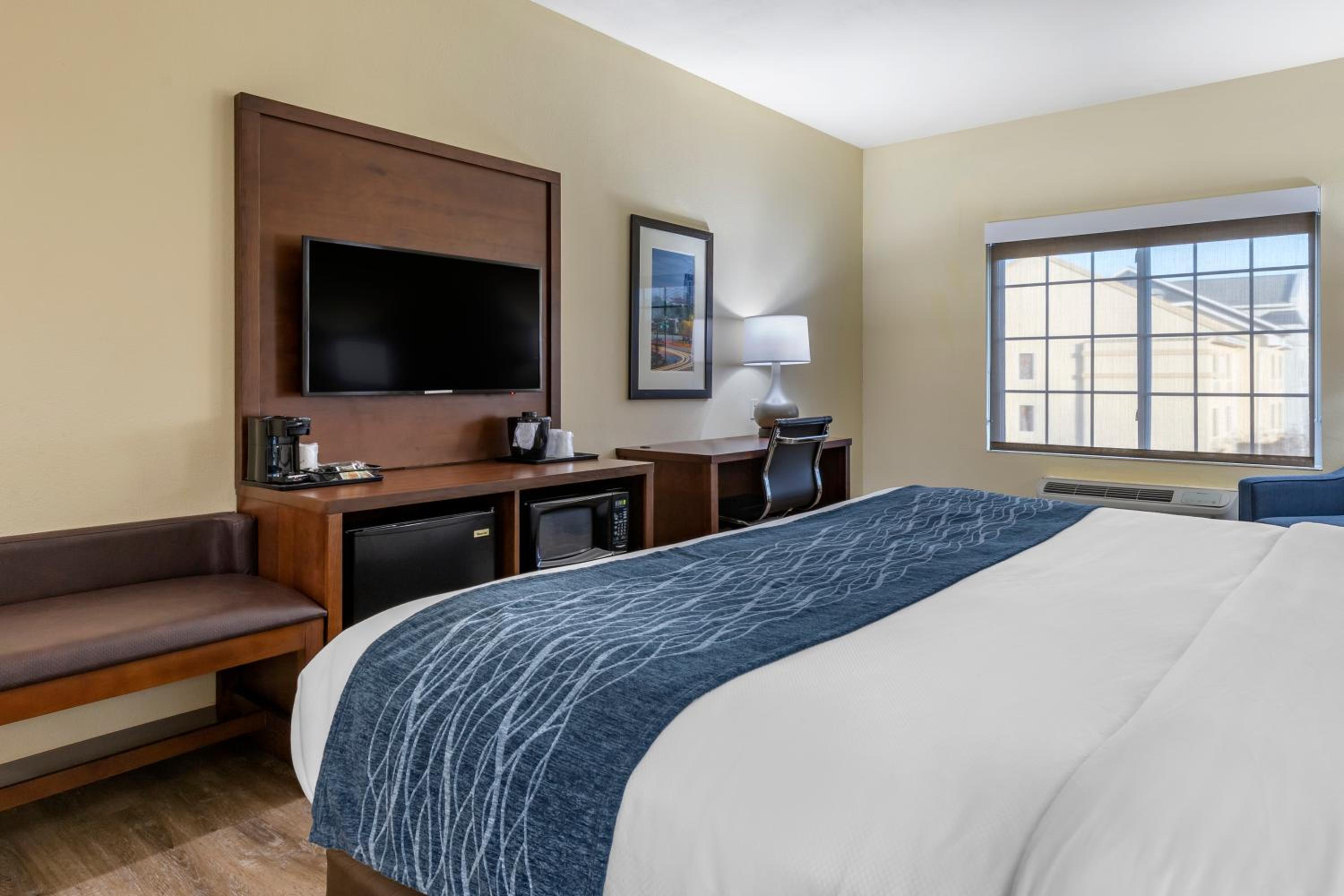 Standard King Room - Non-Smoking  - Photo 4