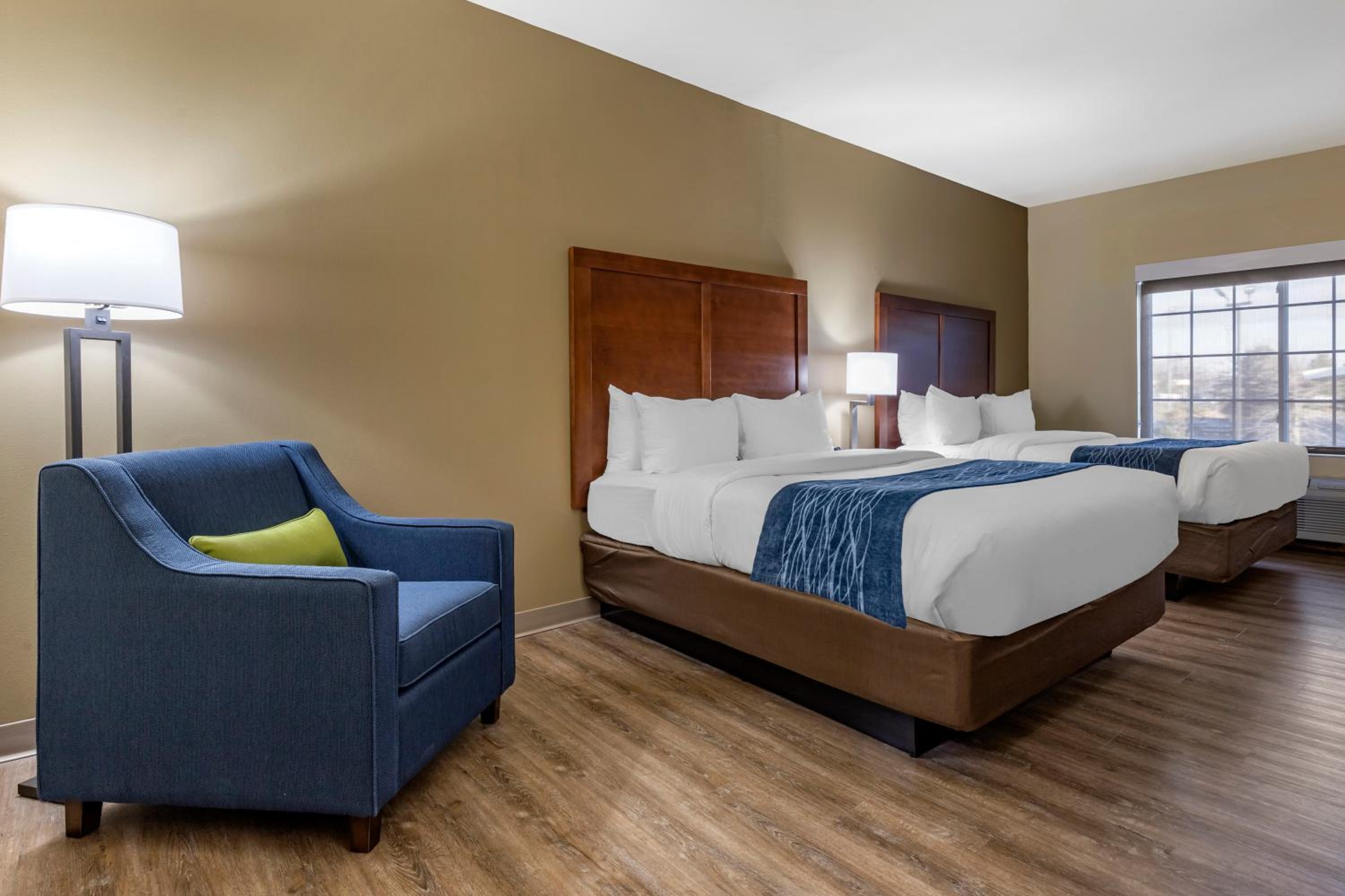 Standard Queen Room with Two Queen Beds - Non-Smoking - Photo 4