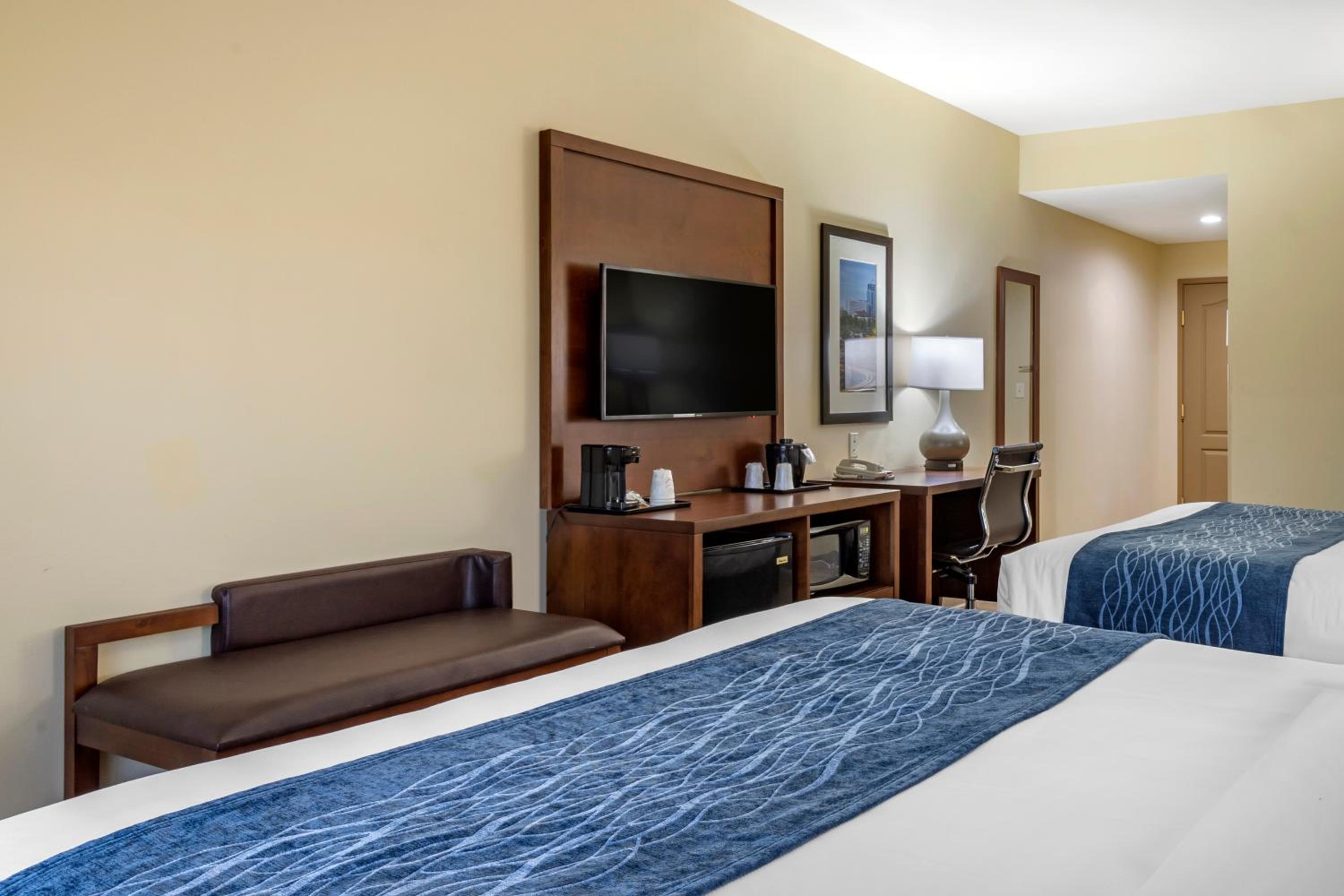 Standard Queen Room with Two Queen Beds - Non-Smoking - Photo 2