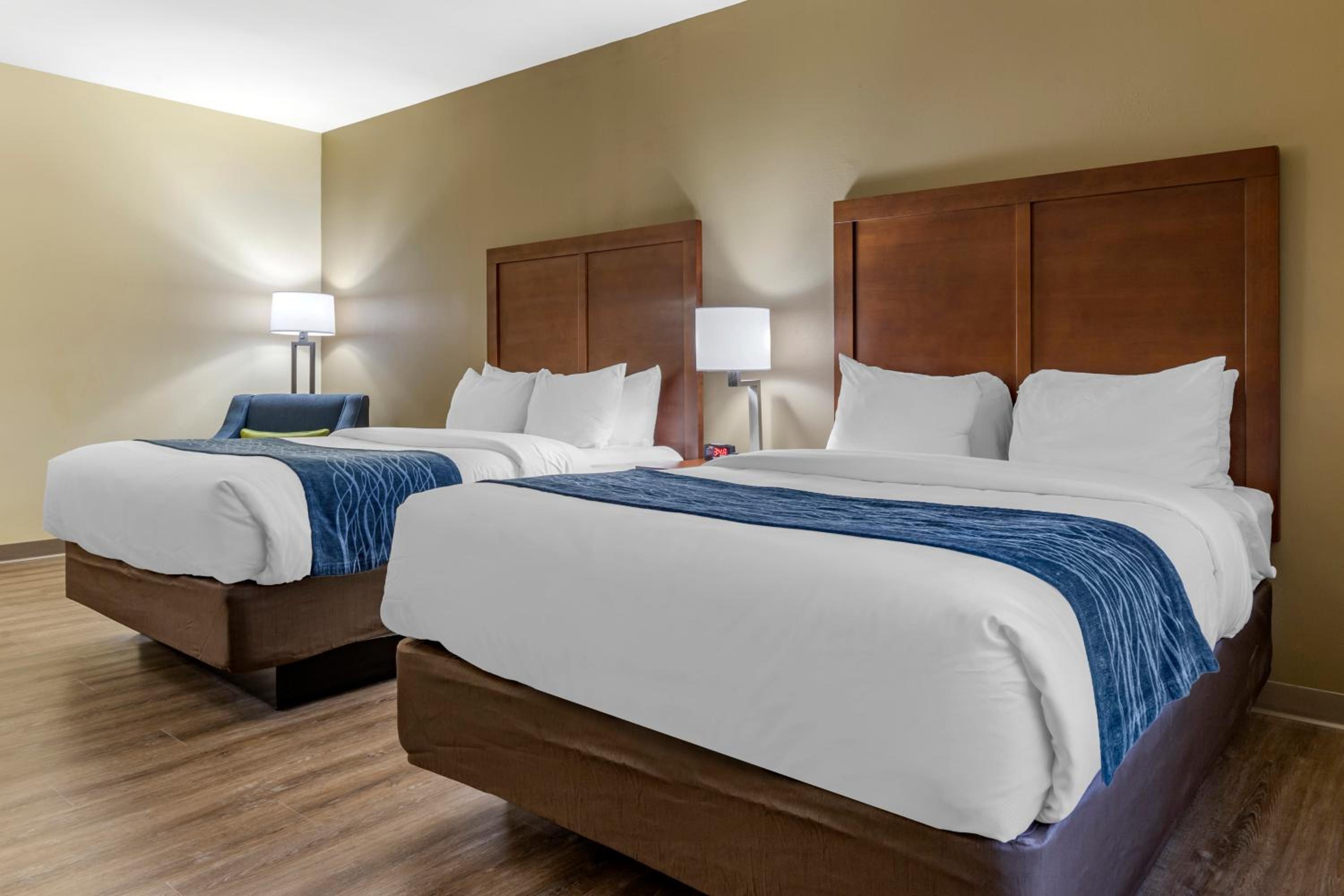 Standard Queen Room with Two Queen Beds - Non-Smoking - Photo 1
