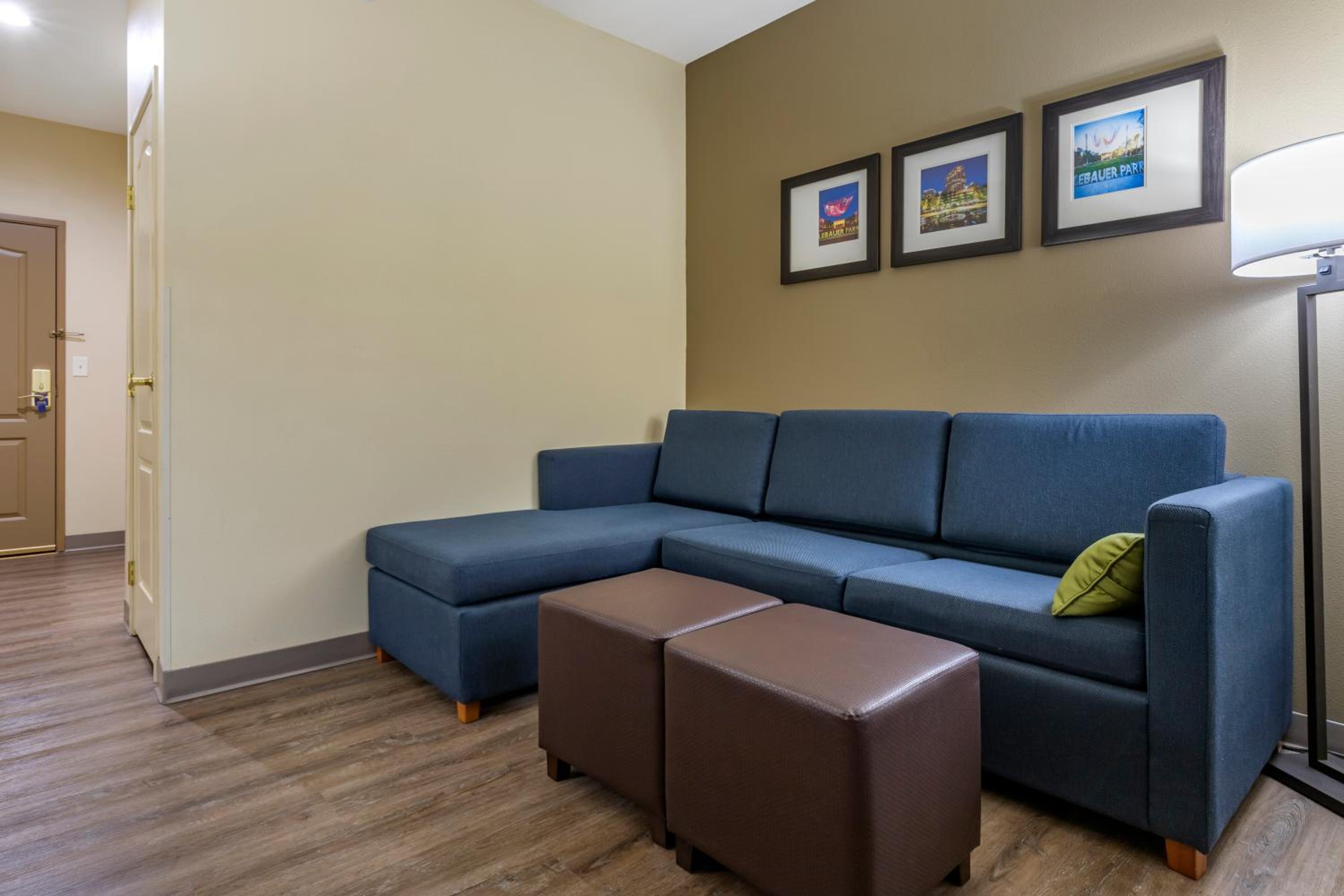 King Suite - Non-Smoking - Photo 2