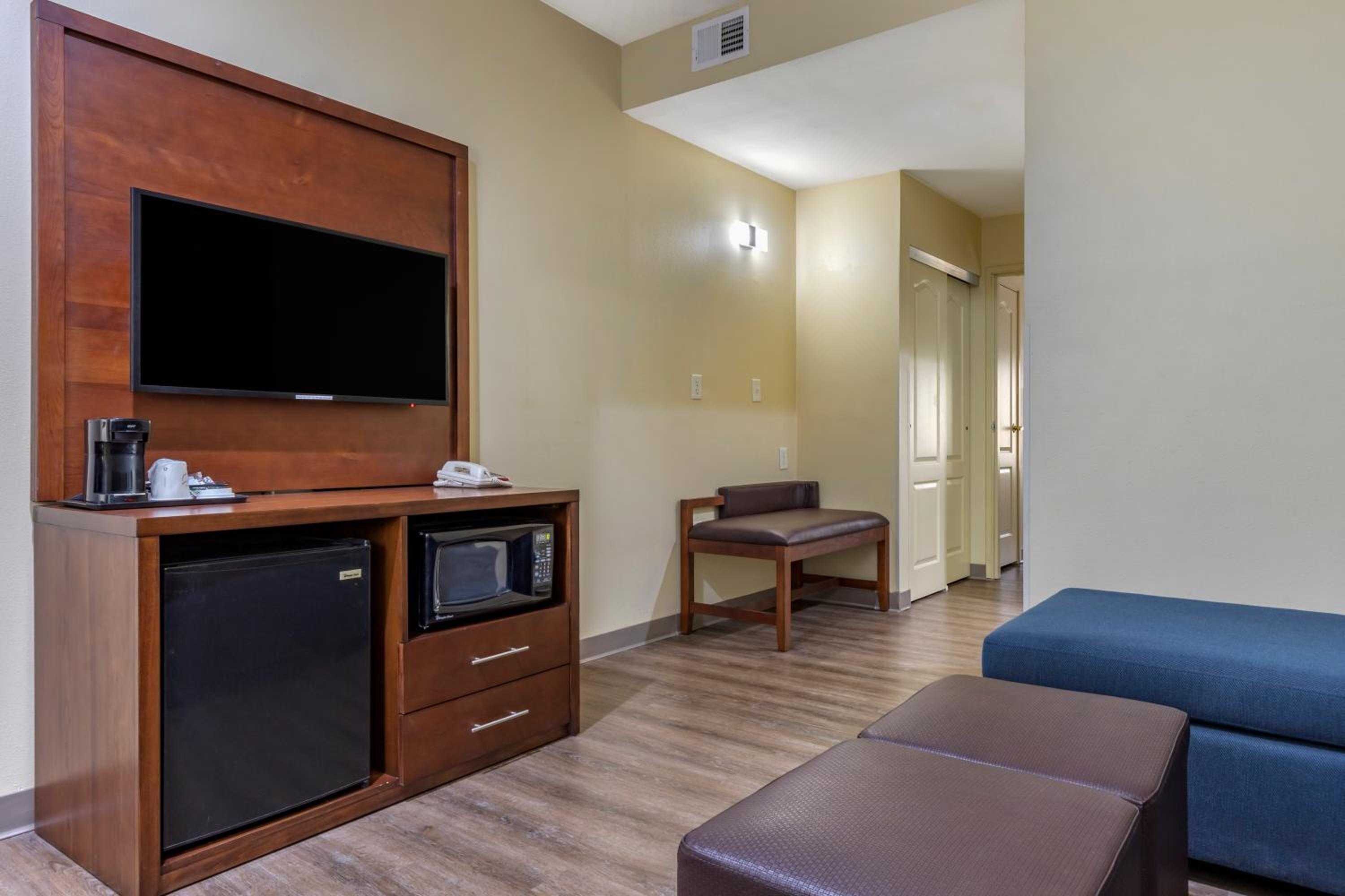 One-Bedroom King Suite - Non-Smoking - Photo 2