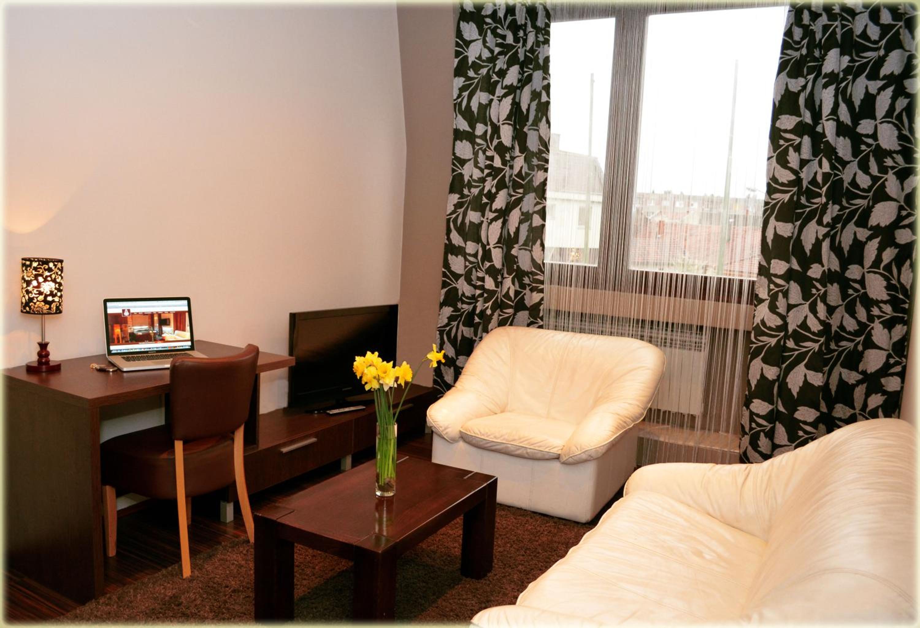 Family Room - Photo 4