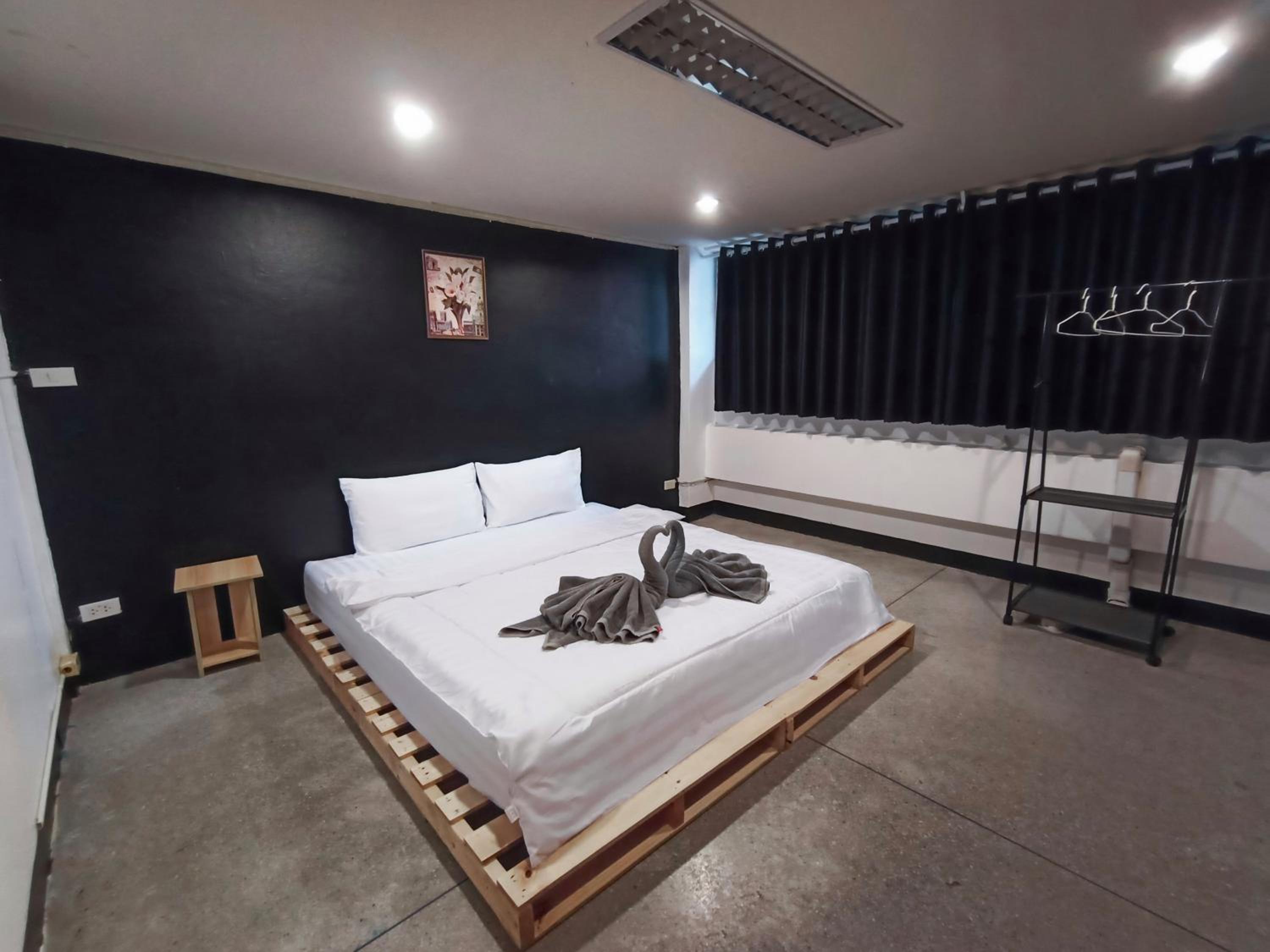 Budget Double Room - Photo 8