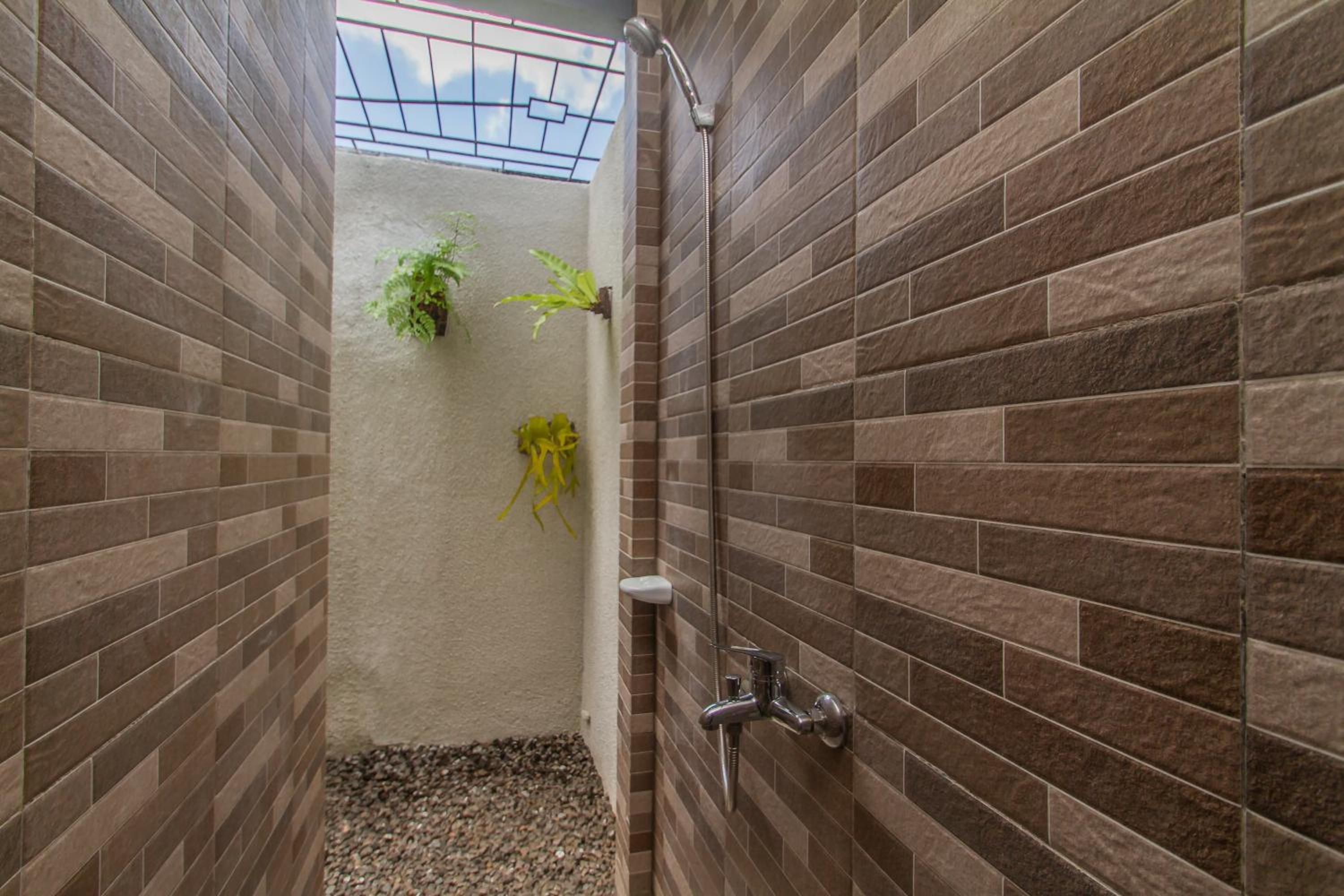 Bungalow with Garden View - Photo 7