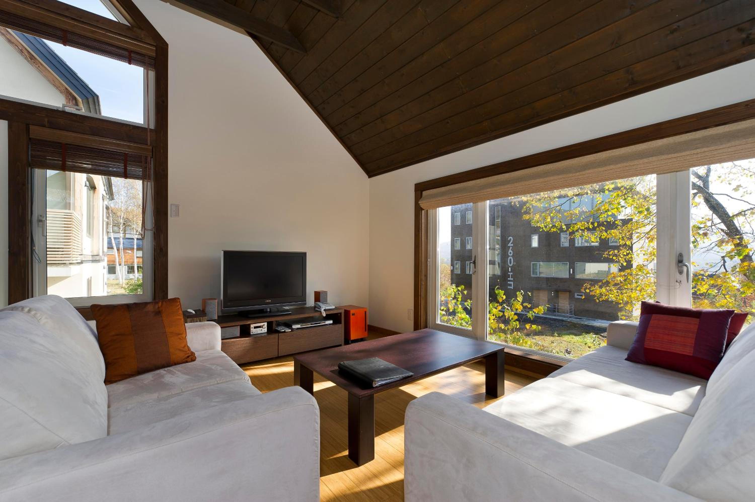 Three-Bedroom Apartment photo 2