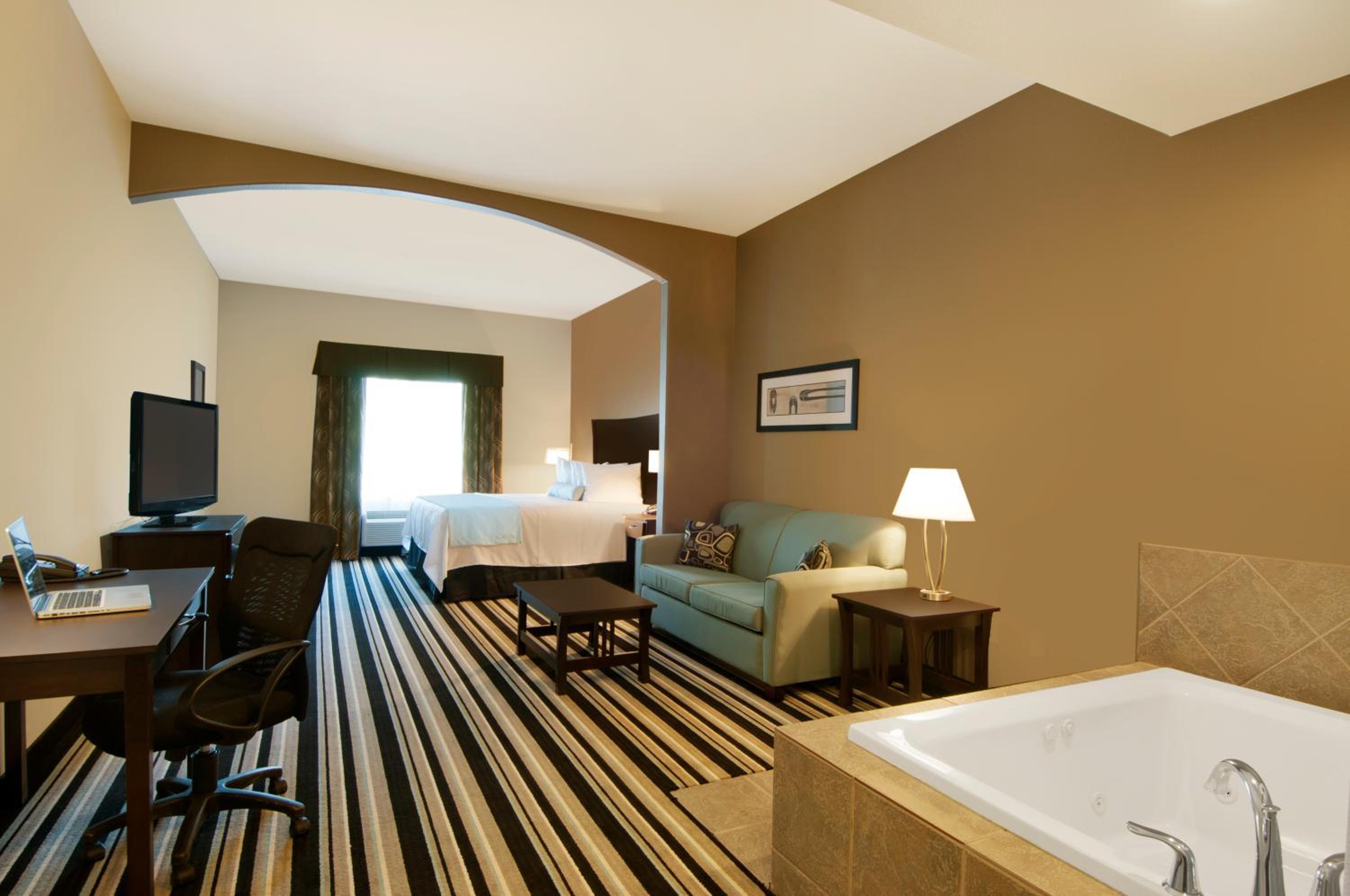 Larger King Suite with Sofa Bed and Spa Bath - Non-Smoking
