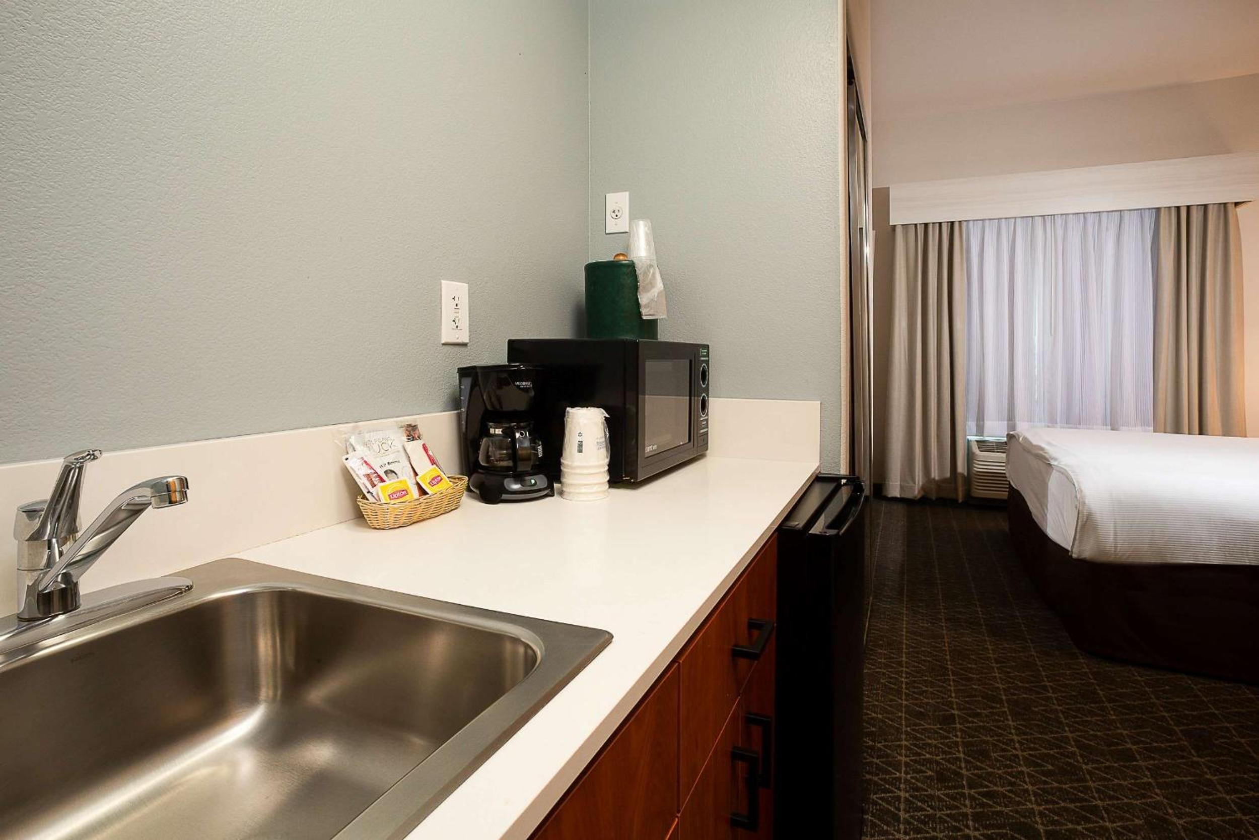 King Suite - Non-Smoking - Photo 3