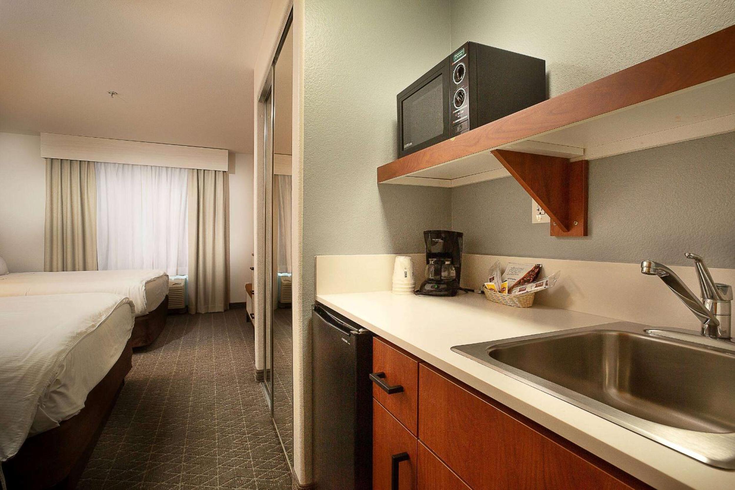 Queen Suite with Two Queen Beds - Disability Access - Non-Smoking - Photo 3