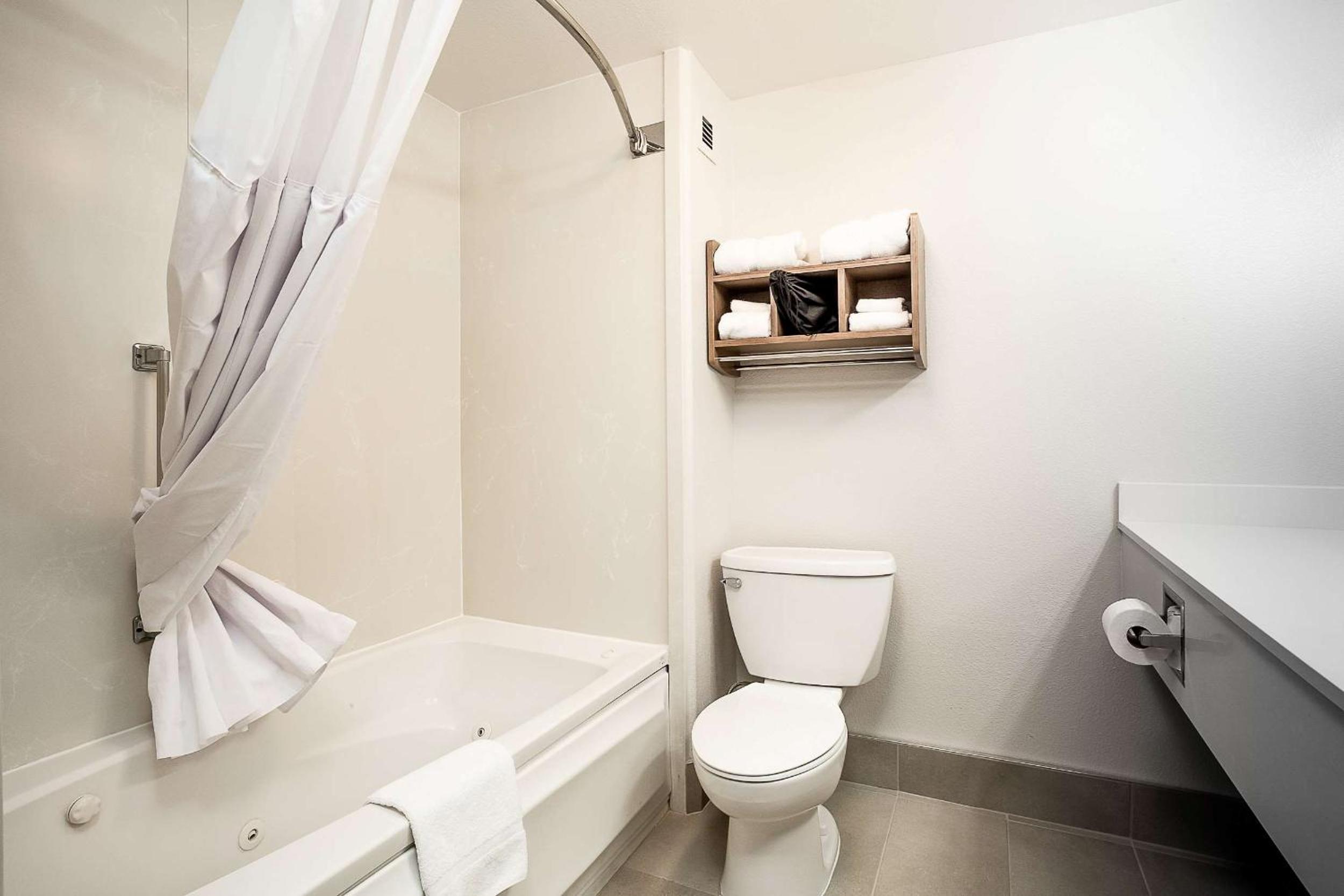 King Suite - Non-Smoking - Photo 2