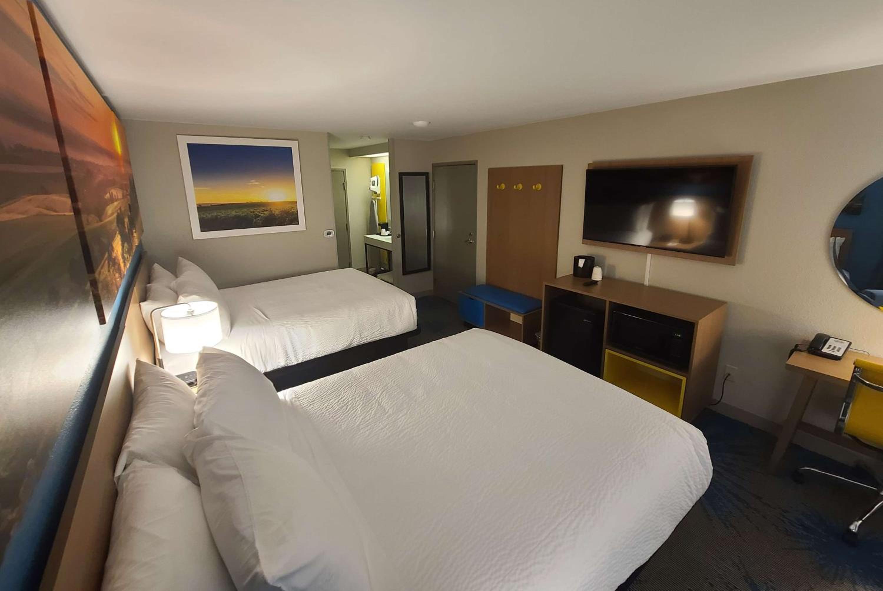 Queen Room with Two Queen Beds - Non-Smoking photo 1