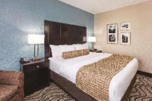 Queen Room with Two Queen Beds and Bath Tub - Mobility Accessible/Pet-Friendly - Non-Smoking - Photo 2