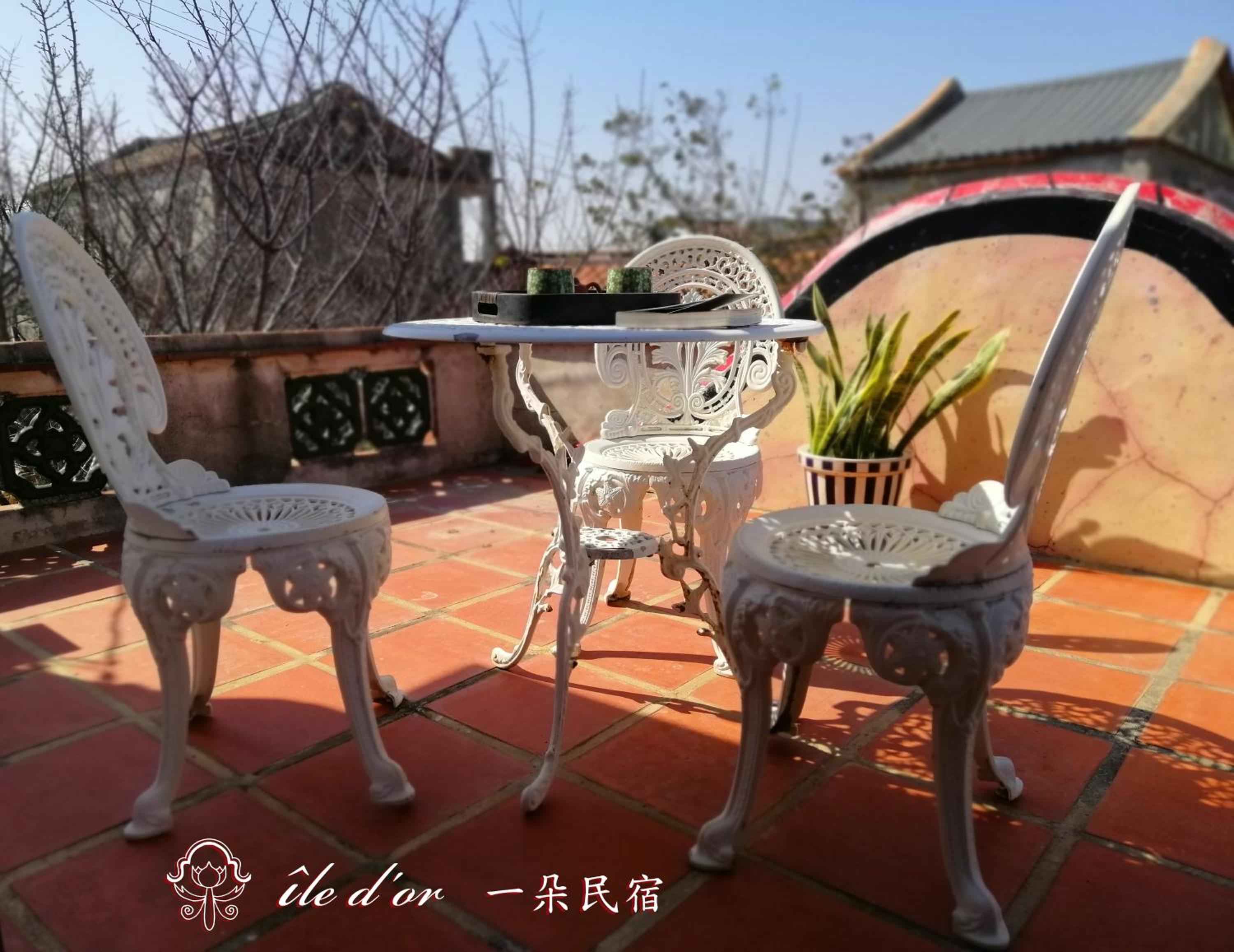 Family Room with Balcony photo 2